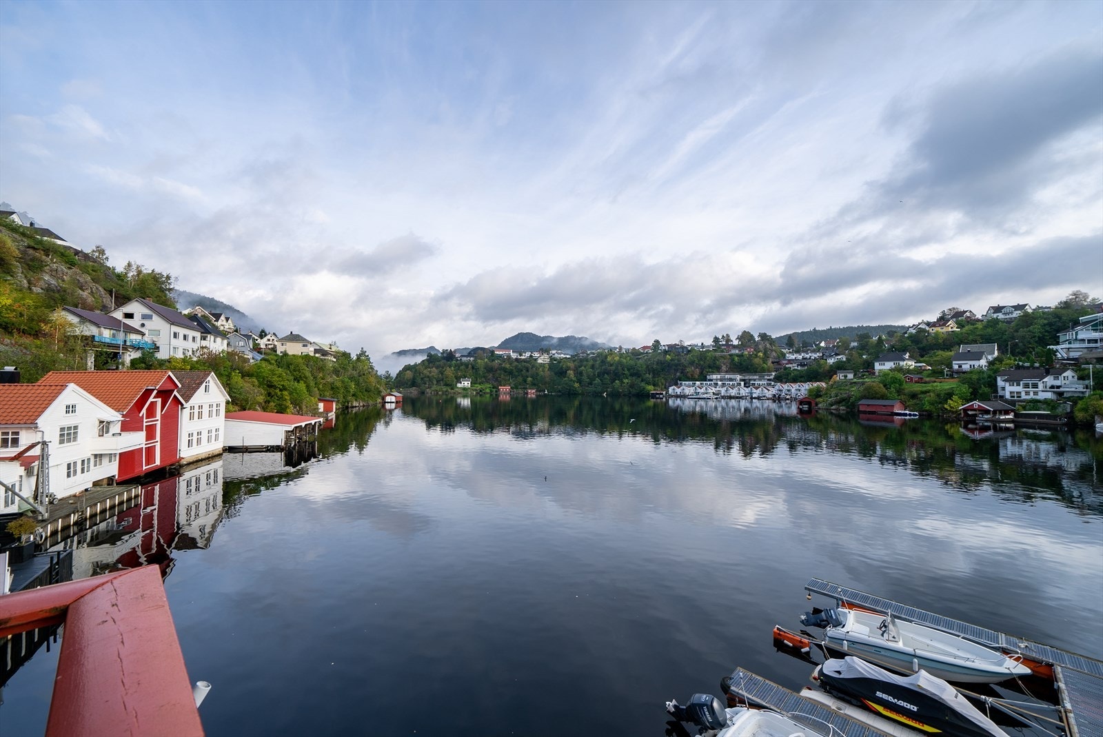 Her nyter du vakker utsikt mot fjord og fjell! Galleribilde