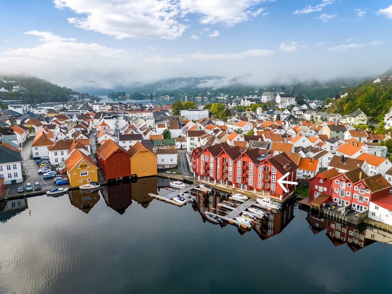 Endeleiligheten ligger i 2. etasje og er tilknyttet Sameiet Doktor Krafts gate 13. Galleribilde