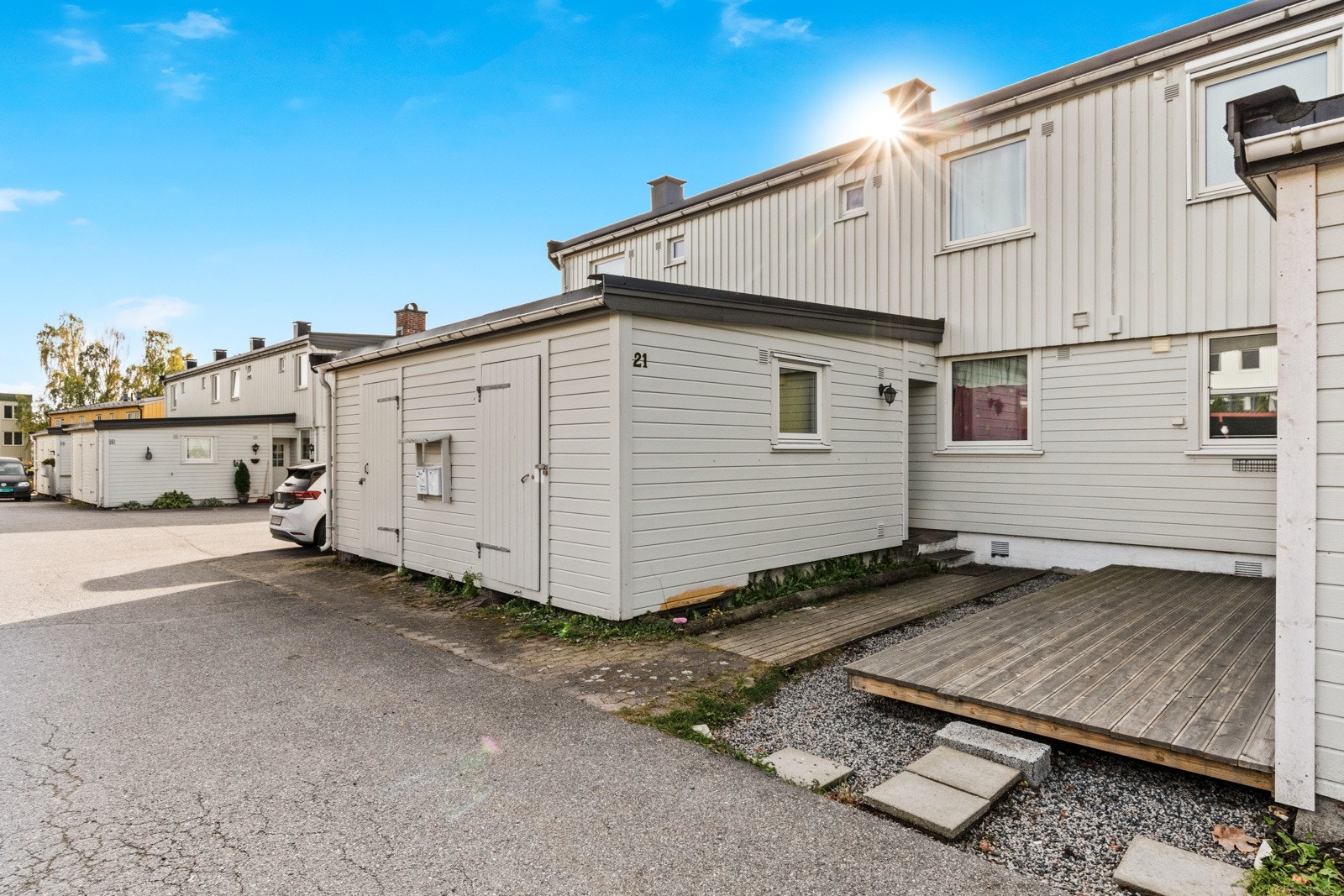 Boligen disponerer en biloppstillingsplass i felles carportanlegg Galleribilde