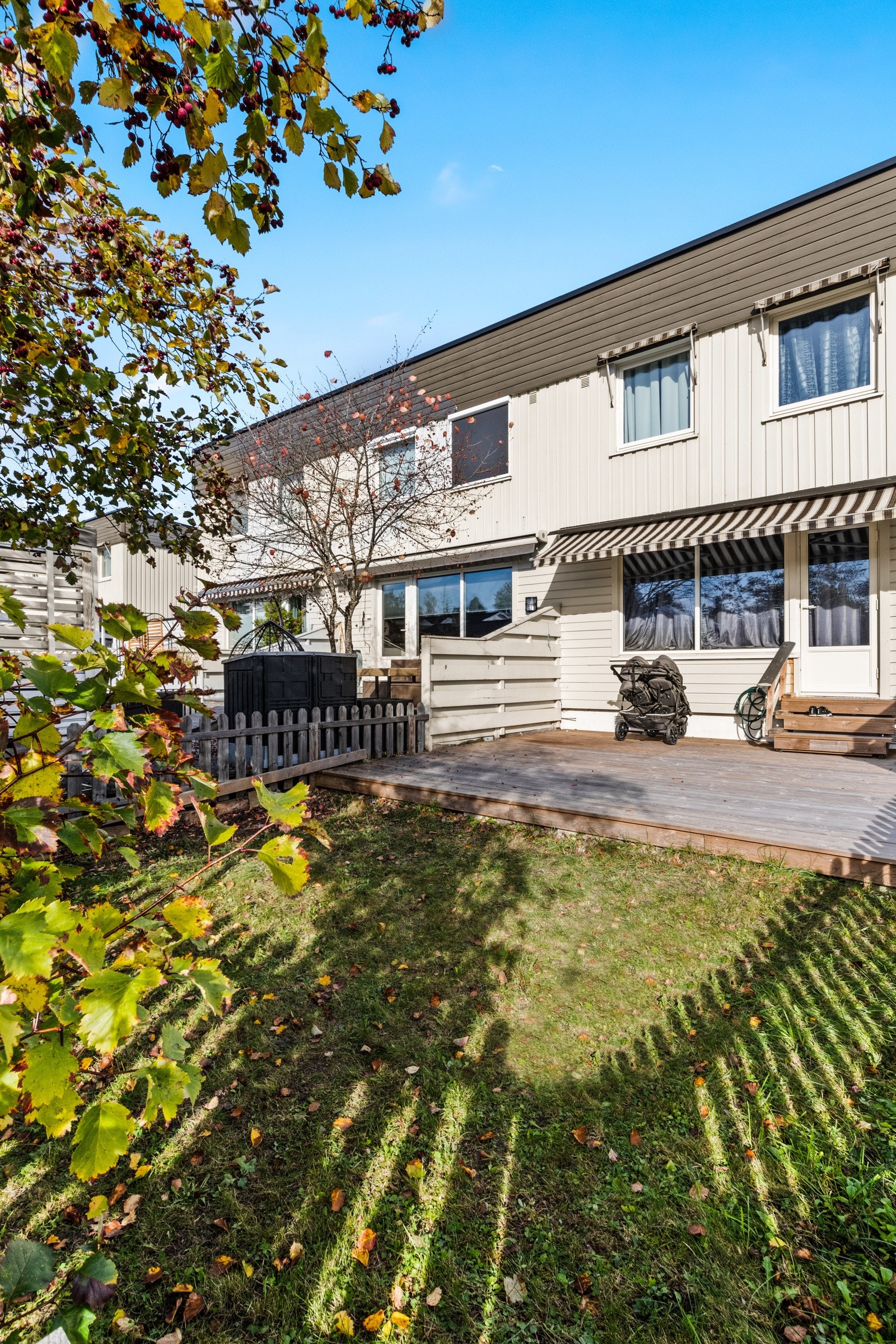 Sørvendt terrasse med hage Galleribilde