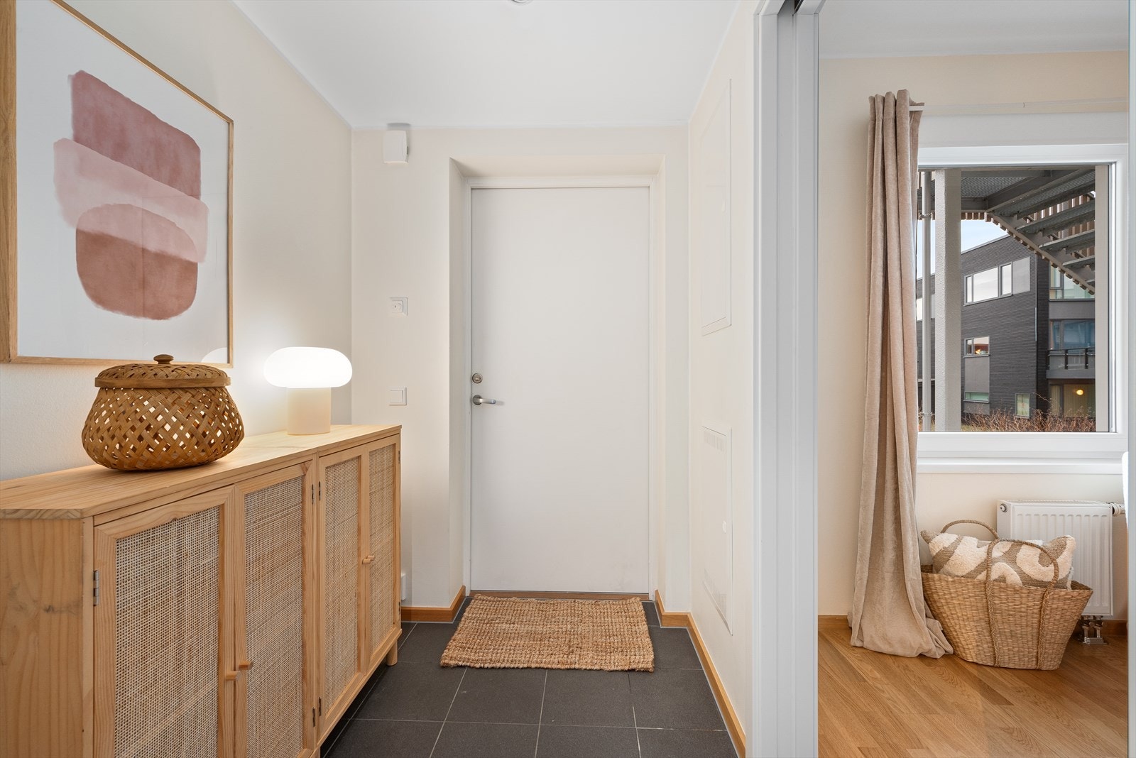 På gulvet i entreen er det fliser med gulvvarme. Galleribilde