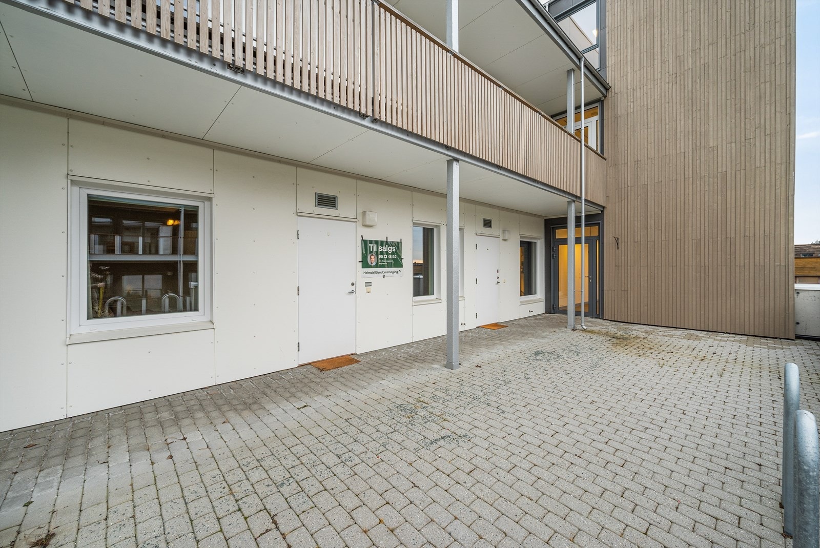 Leiligheten ligger i første etasje og har trappefri adkomst. Galleribilde