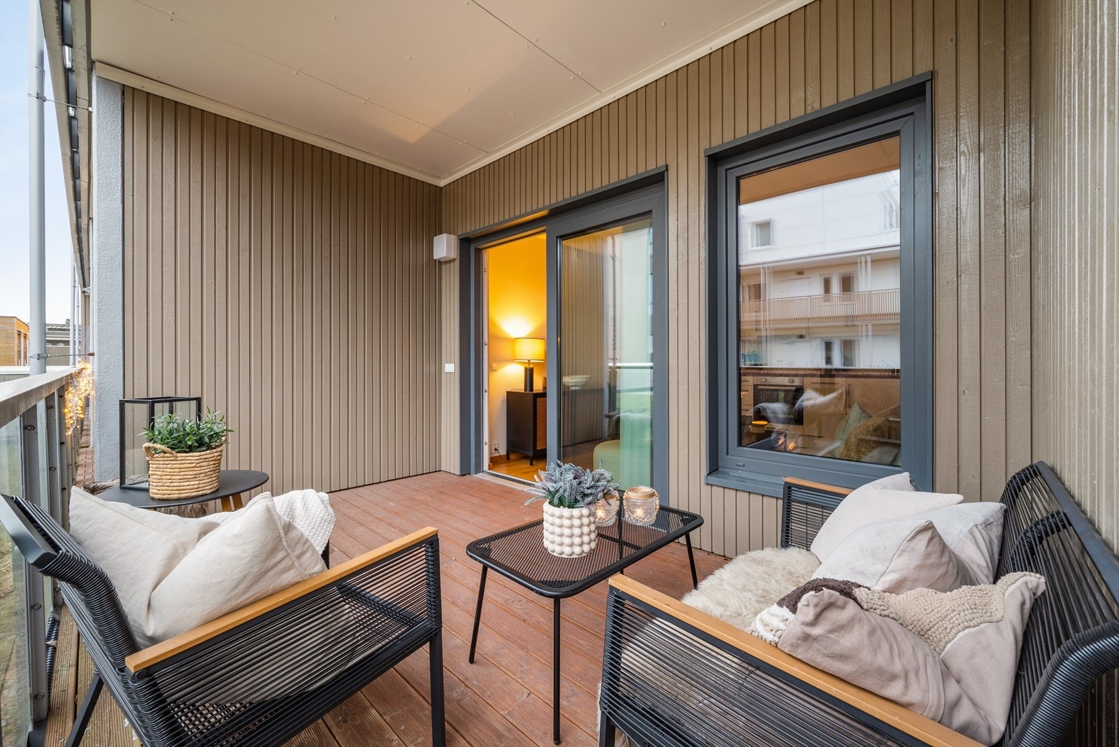 Overbygg og levegger mot naboen gjør det lunt og godt, så her kan man også sitte ute om det skulle regne litt. Galleribilde