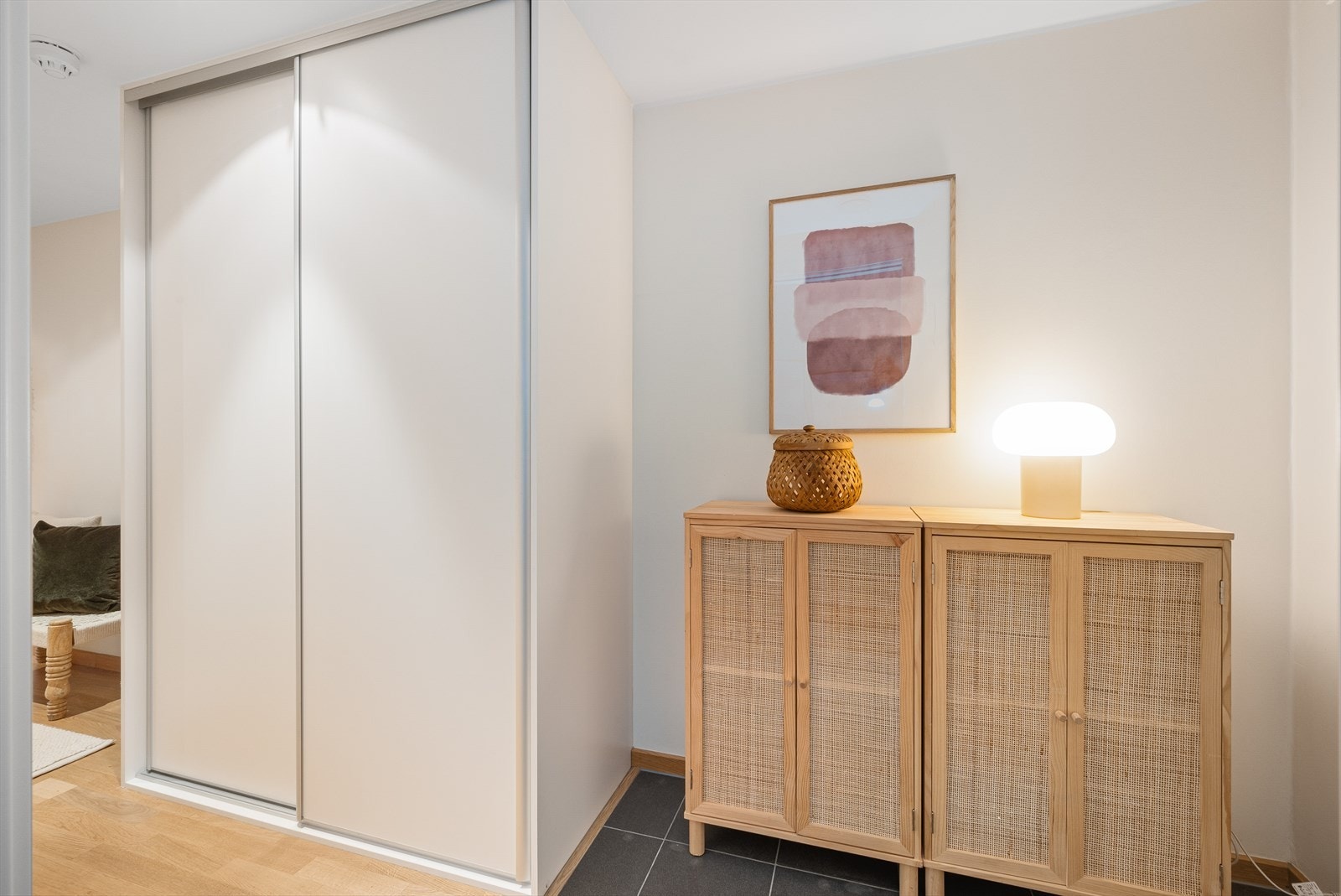 Ytterst i entreen er det mulig med skohyller, konsollbord eller lignende. Galleribilde