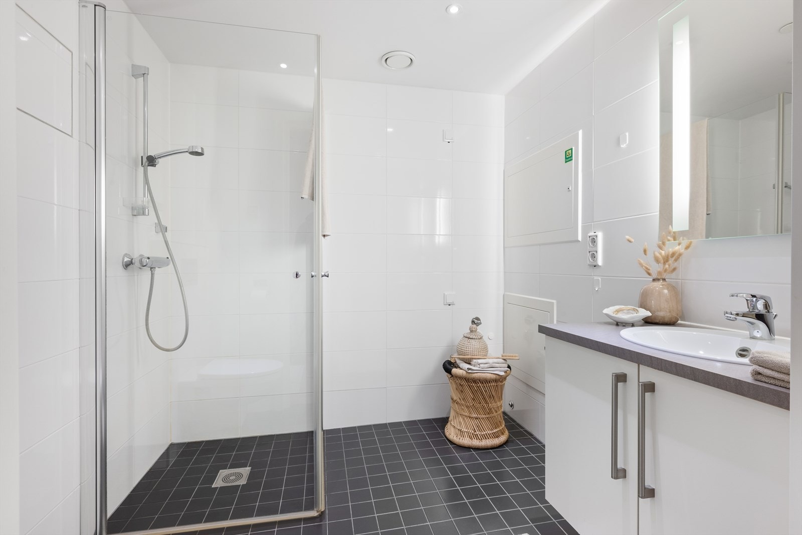 Badet har en tidløs standard fra da leiligheten var ny. Galleribilde