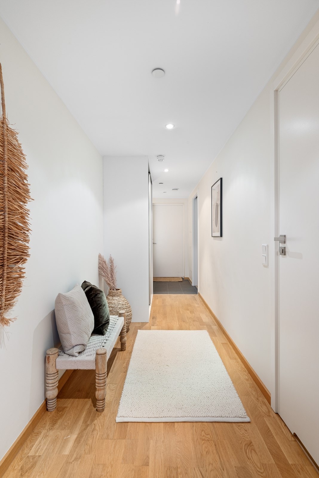 Entreen og gangen flyter over i hverandre og i gangen er det skyvedørsgarderobe og plass til sittebenk eller så. Galleribilde