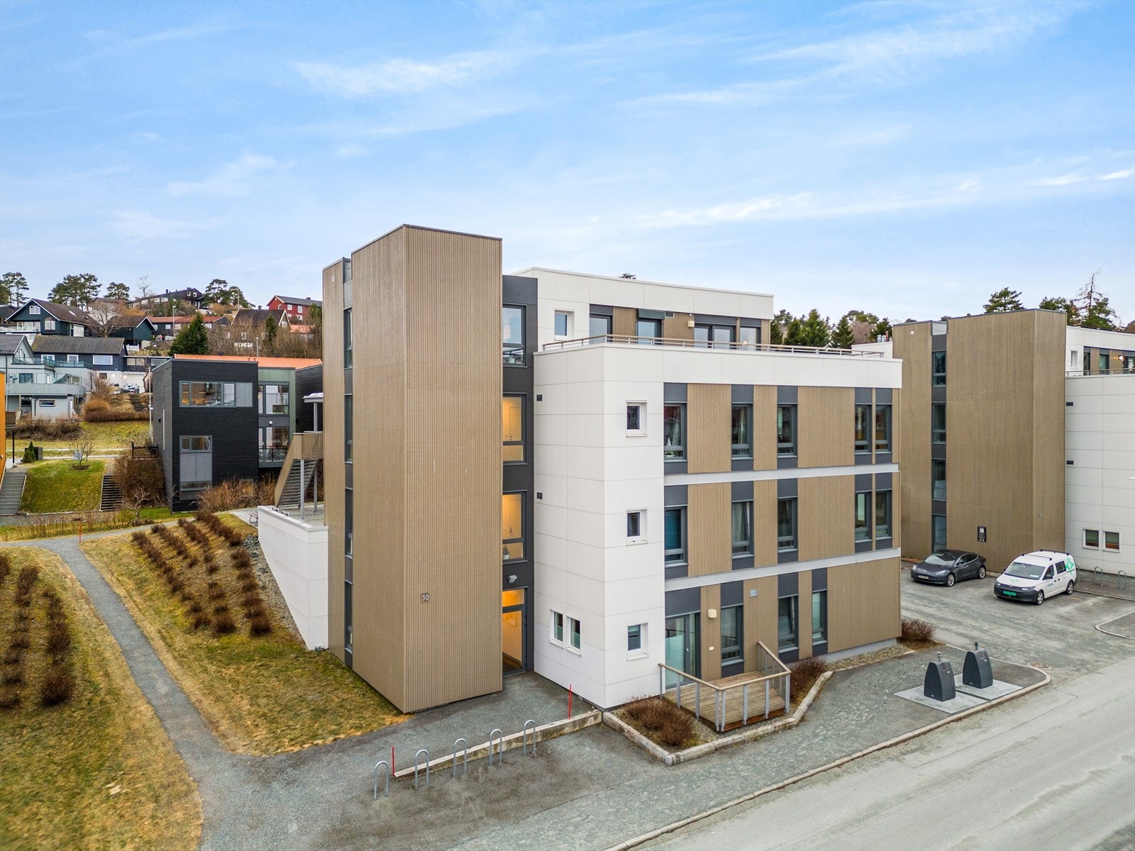 Til leiligheten følger det med en p-plass i felles parkeringskjeller. Galleribilde