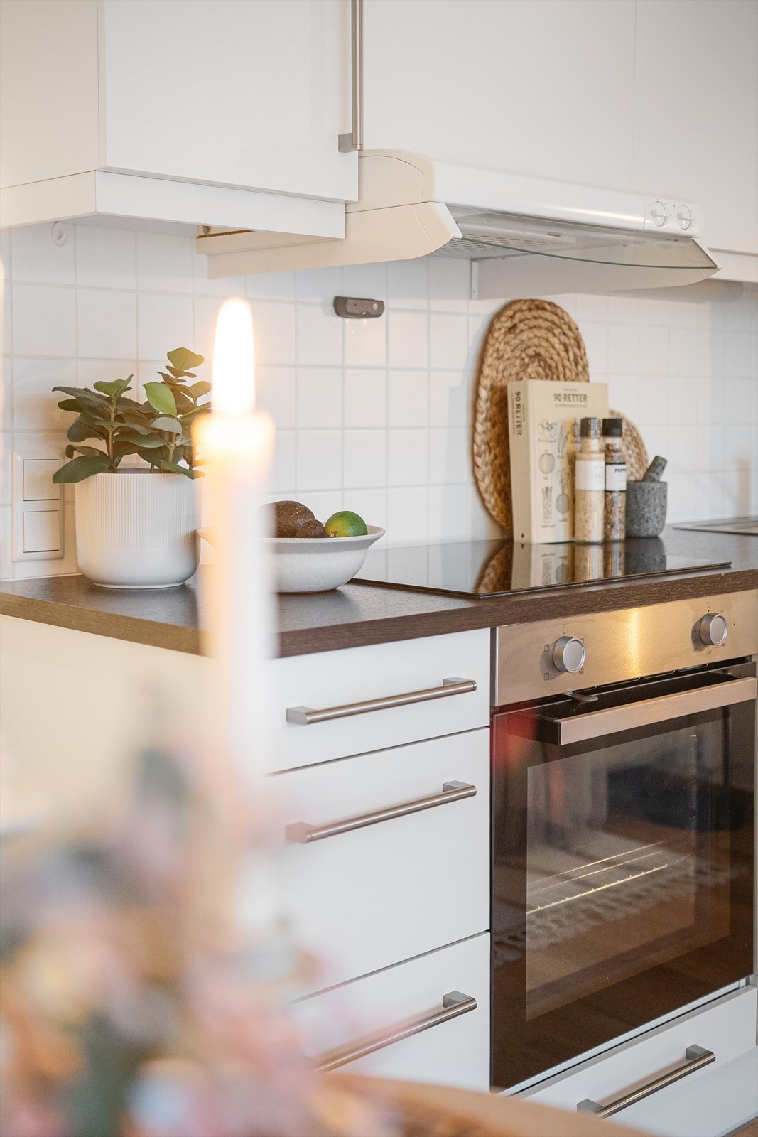 Mellom skap og benk er det komfyrvakt, avtrekk fra ventilator og flislagte vegger som gjør det lett å holde rent. Galleribilde