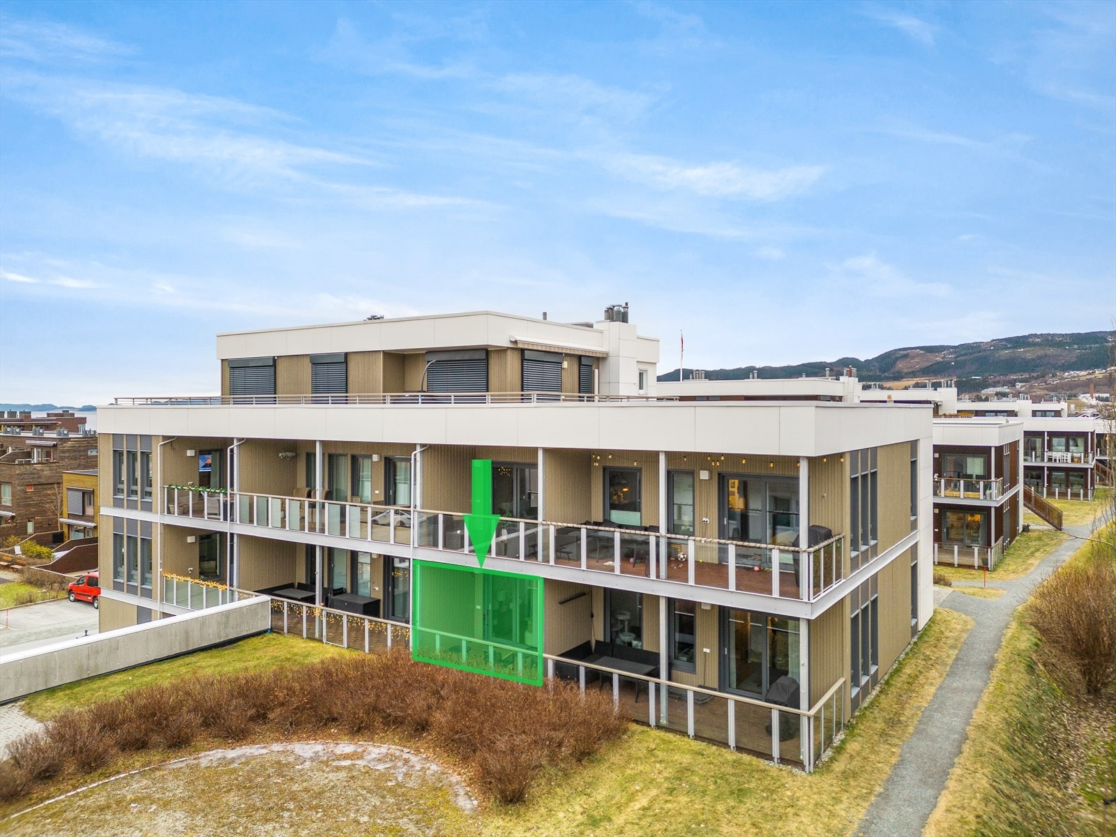 Rundt bebyggelsen er det pent opparbeidede fellesareal. Her er leiligheten markert inn i grønt. Galleribilde