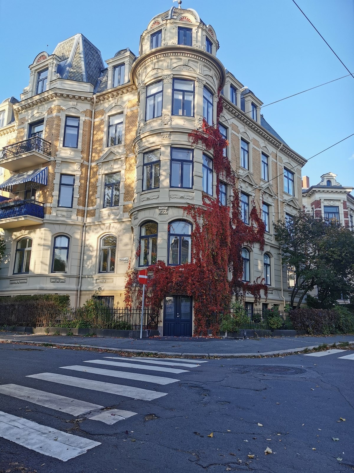 Idyllisk fasade med høstfarger. Galleribilde