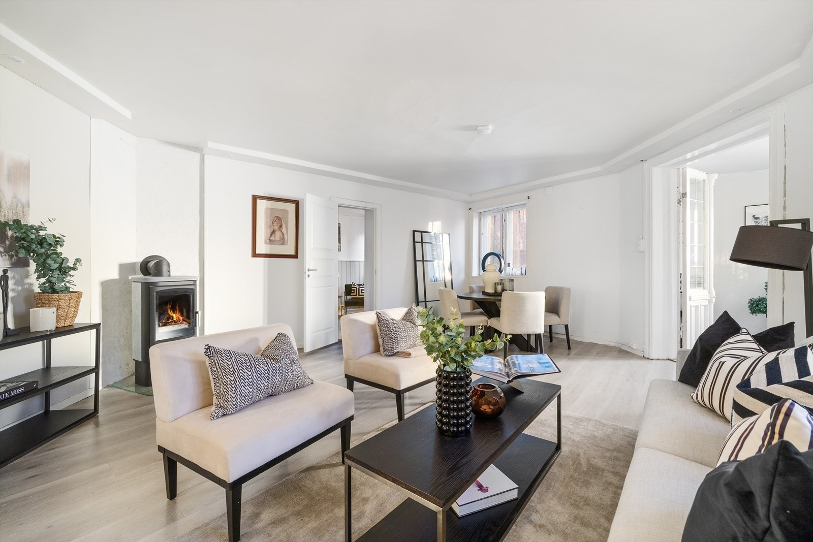 Stuen har flere gode møbleringsmuligheter med plass til både sofa- og spisegruppe. Galleribilde