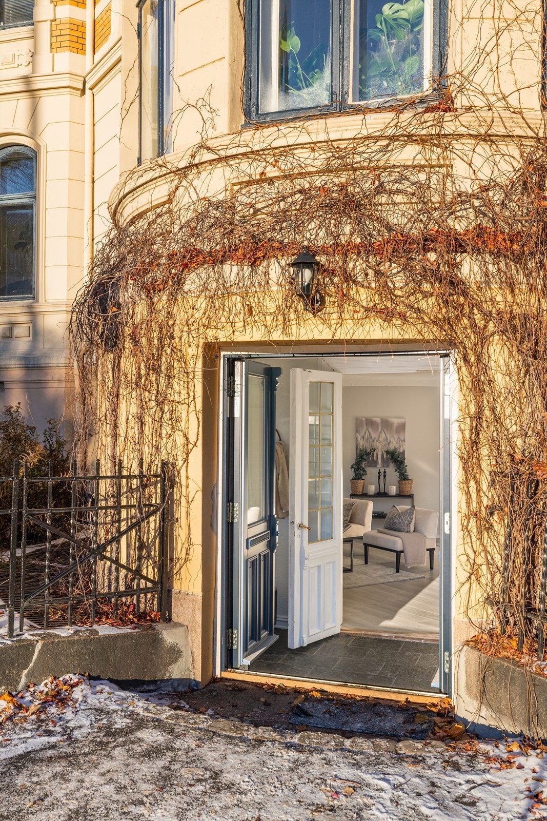 Egen inngang. Galleribilde