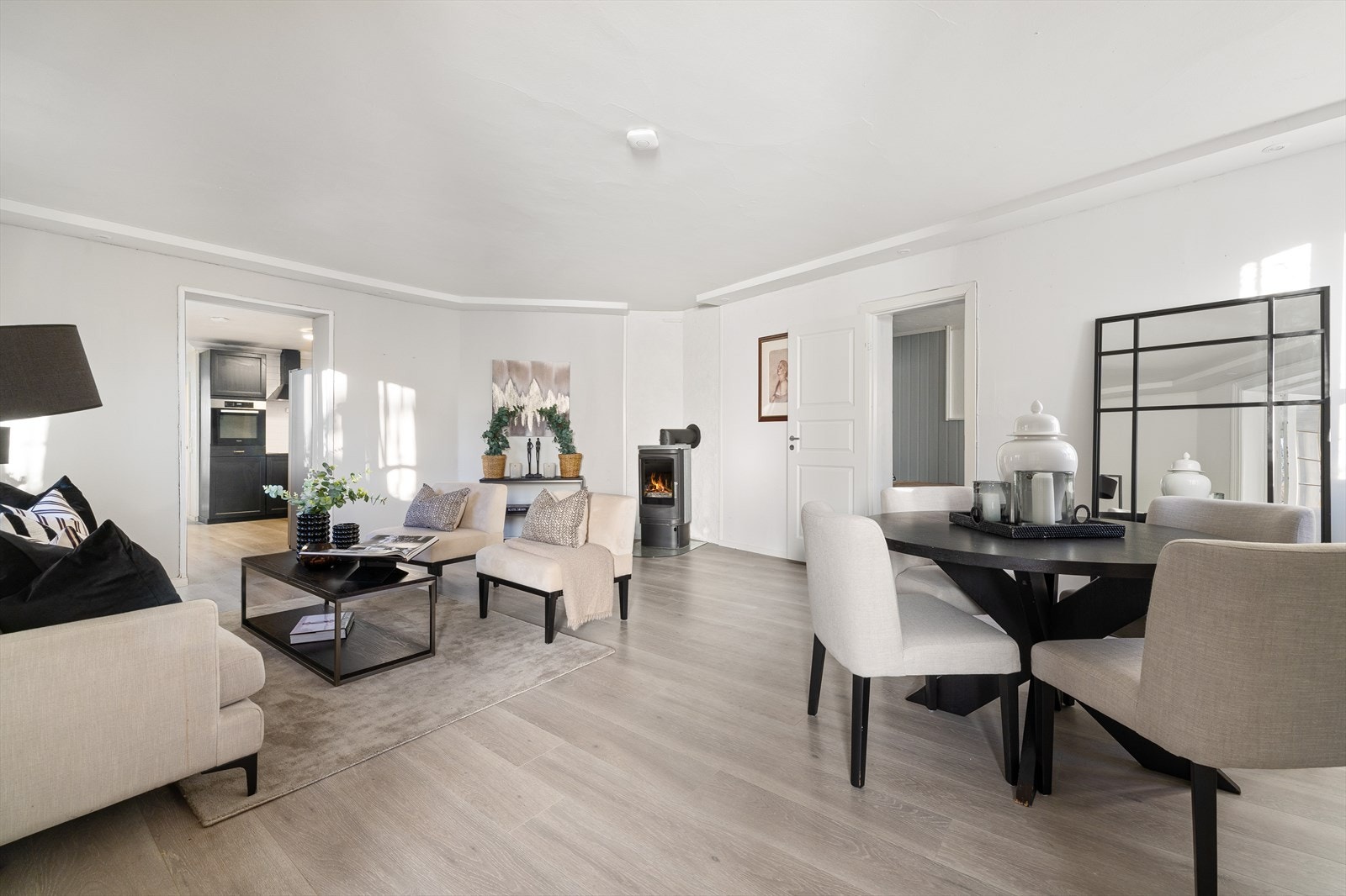 Stuen er malt i lyse og delikate farger. Galleribilde