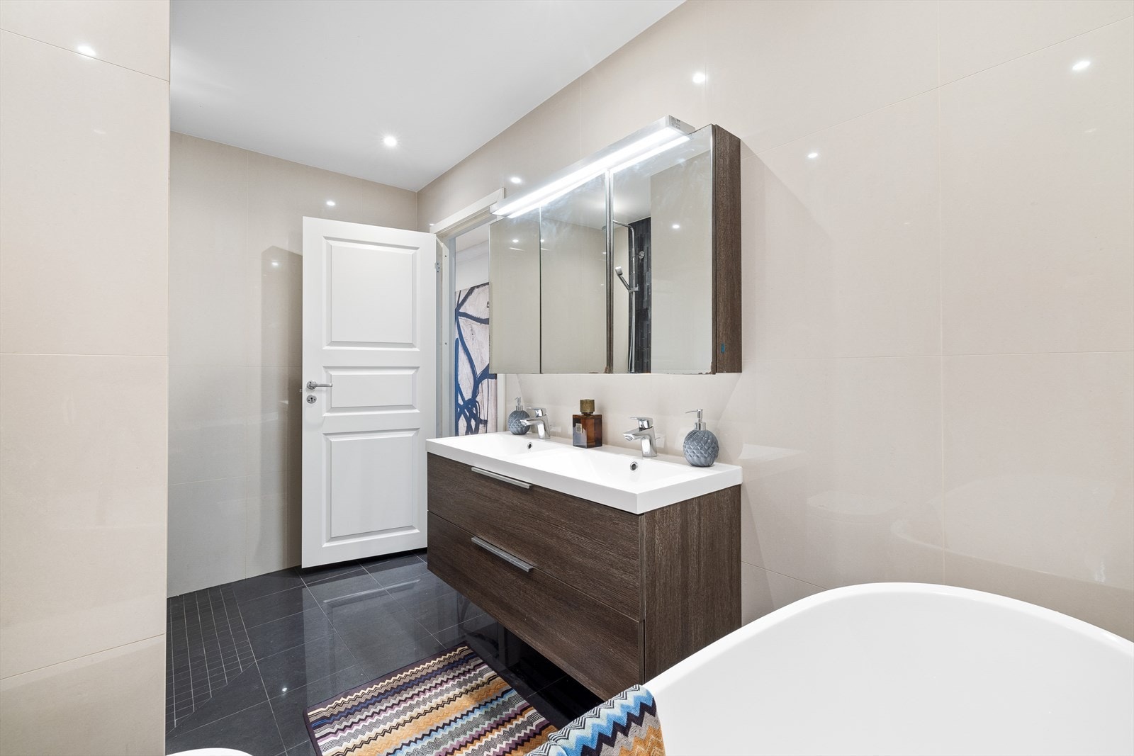 Badet har fliselagt gulv og vegger, det er varmekabler i gulvet og downlights i himling. Galleribilde