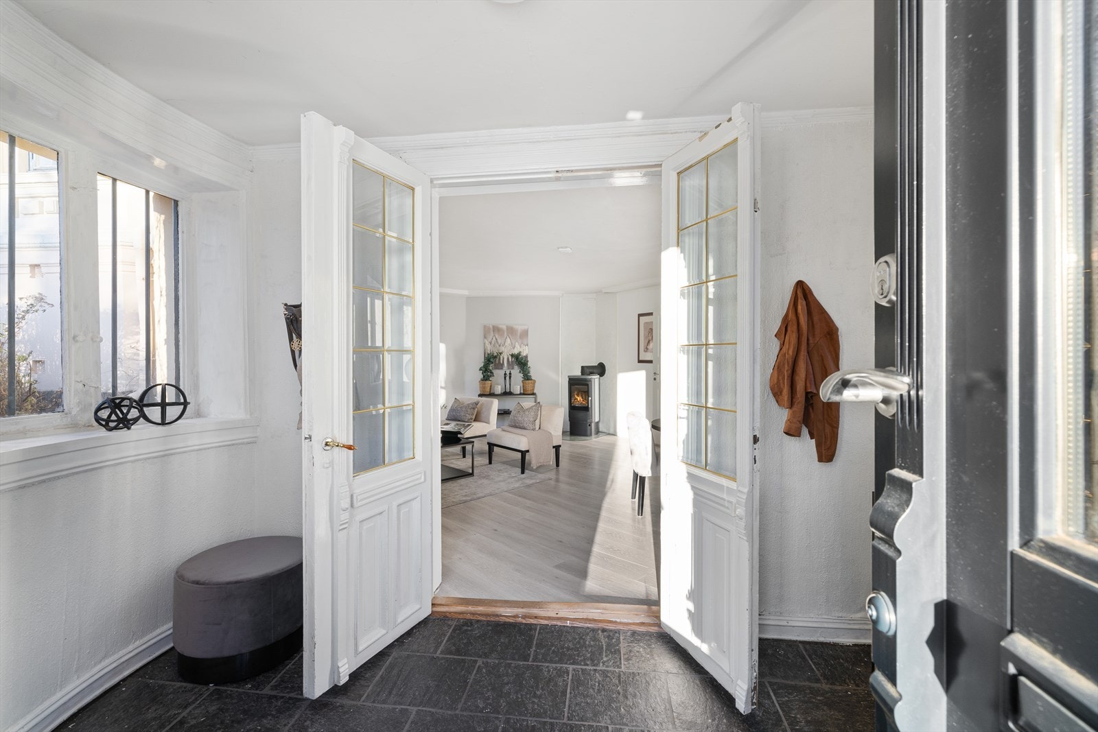 En hyggelig entrè ønsker deg velkommen inn i denne flotte leiligheten. Galleribilde