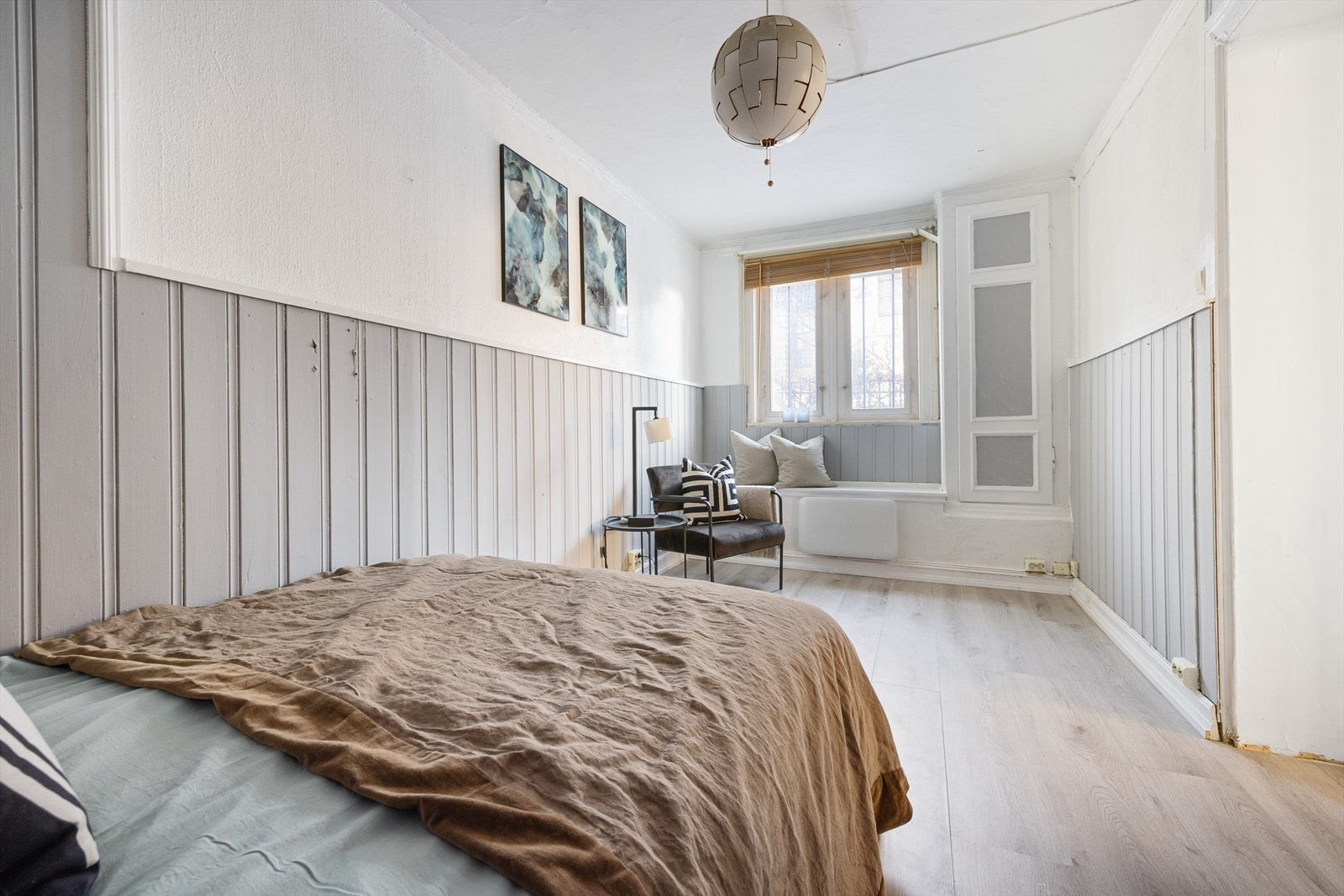 Her er det god plass til dobbeltseng, nattbord og kommode/garderobeskap. Galleribilde