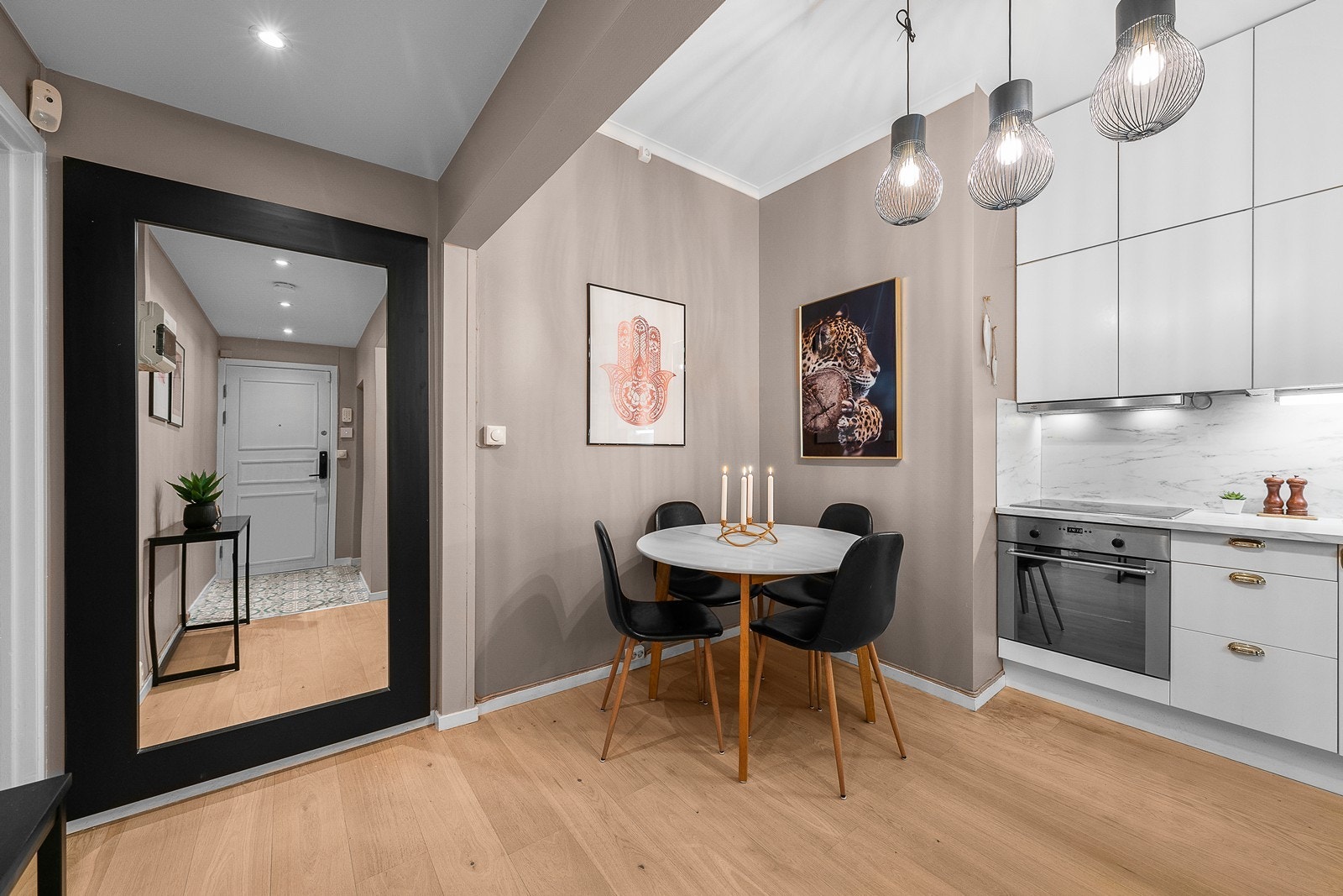 Det er god plass til spisebord på kjøkkenet Galleribilde