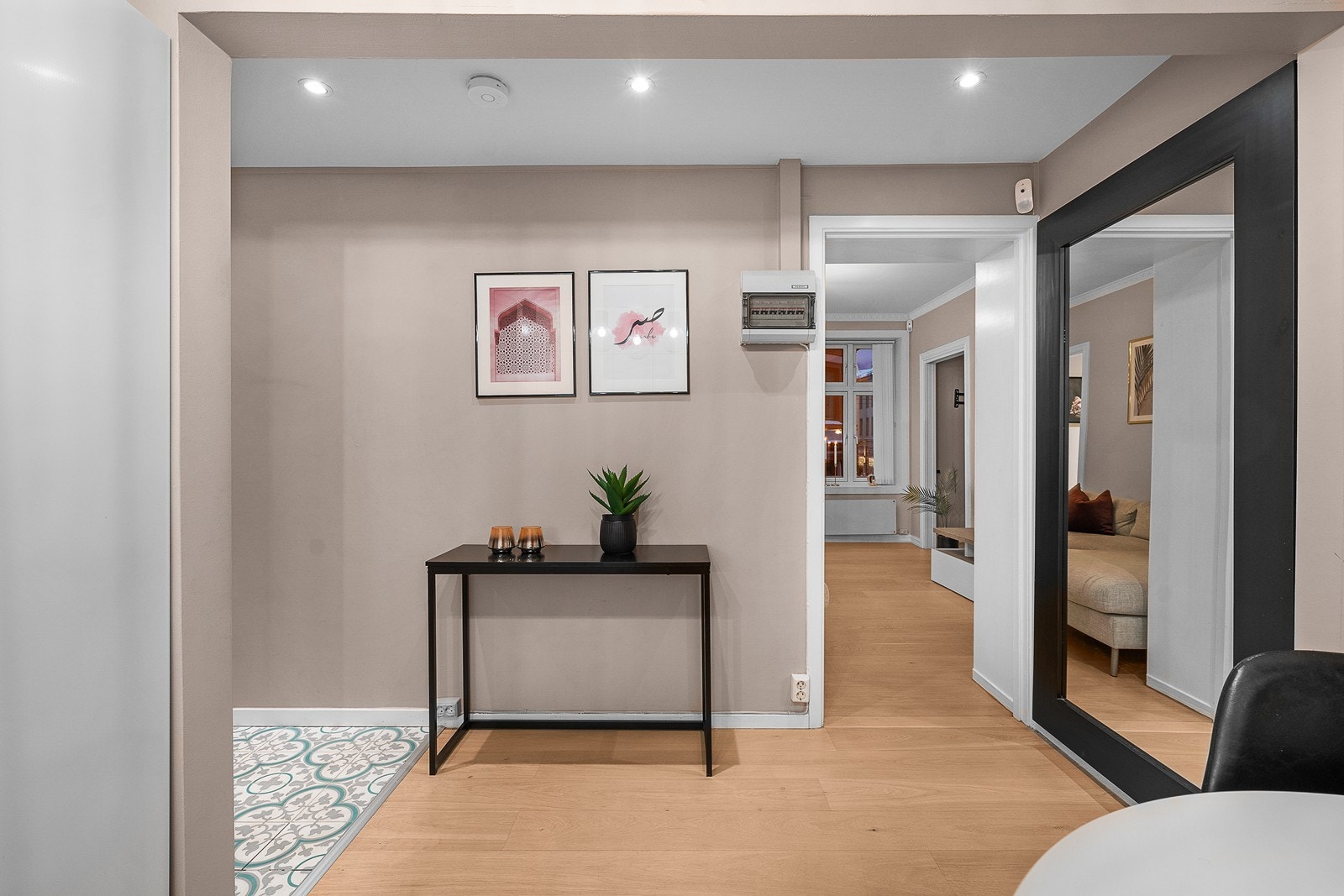 Her blir du møtt av innbydende lys entré med downlights i tak, fliser på gulv og mulighet for å henge fra seg jakke og sko i åpen garderobeløsning. Galleribilde