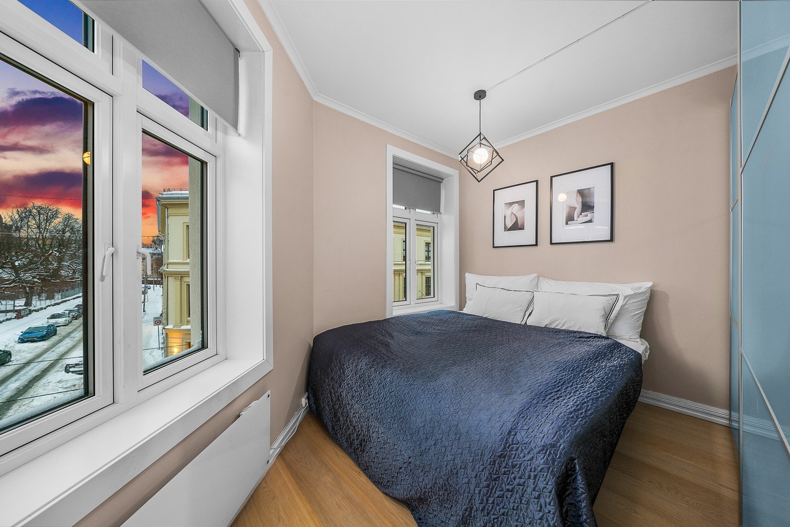 Store vindusflater som skaper en god romfølelse og gode lysforhold. Galleribilde