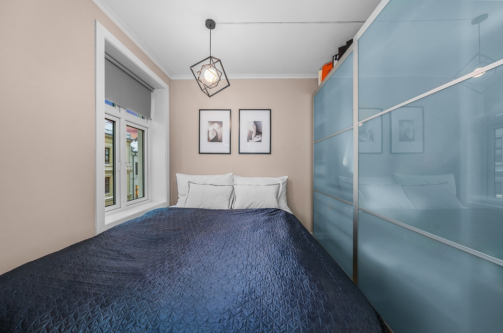 Stort hovedsoverom med plass til en dobbeltseng, og rikelig med skapplass i skyvedørsgarderobe. Galleribilde