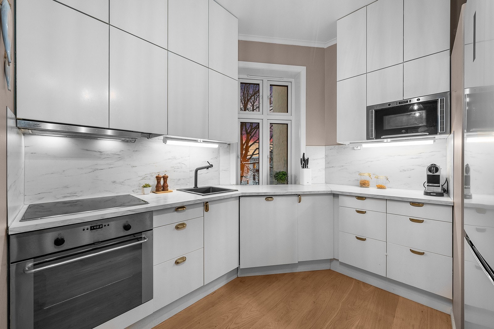 Kjøkkeninnredningen har integrerte hvitevarer og bestå av oppvaskmaskin, platetopp, mikro og stekeovn. Plass til frittstående kjøl/fryseskap. Galleribilde