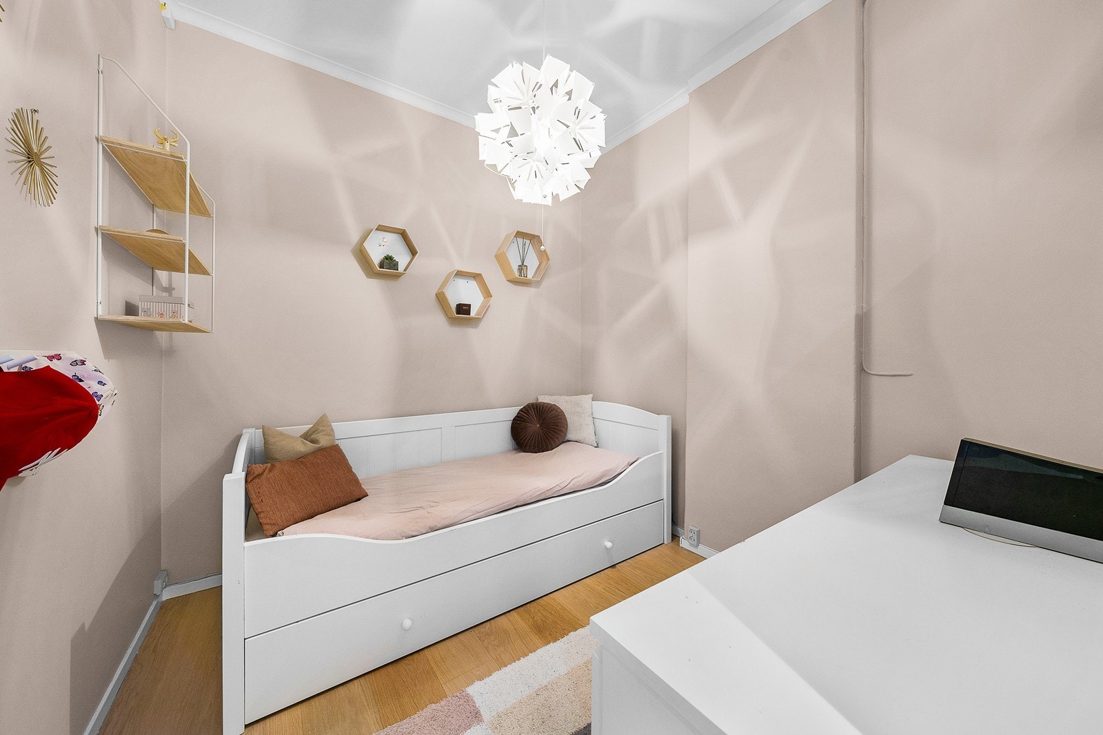 Alkove som tidligere var et soverom, kan gjøres om til soverom ved å fjerne veggen mot gangen. Galleribilde