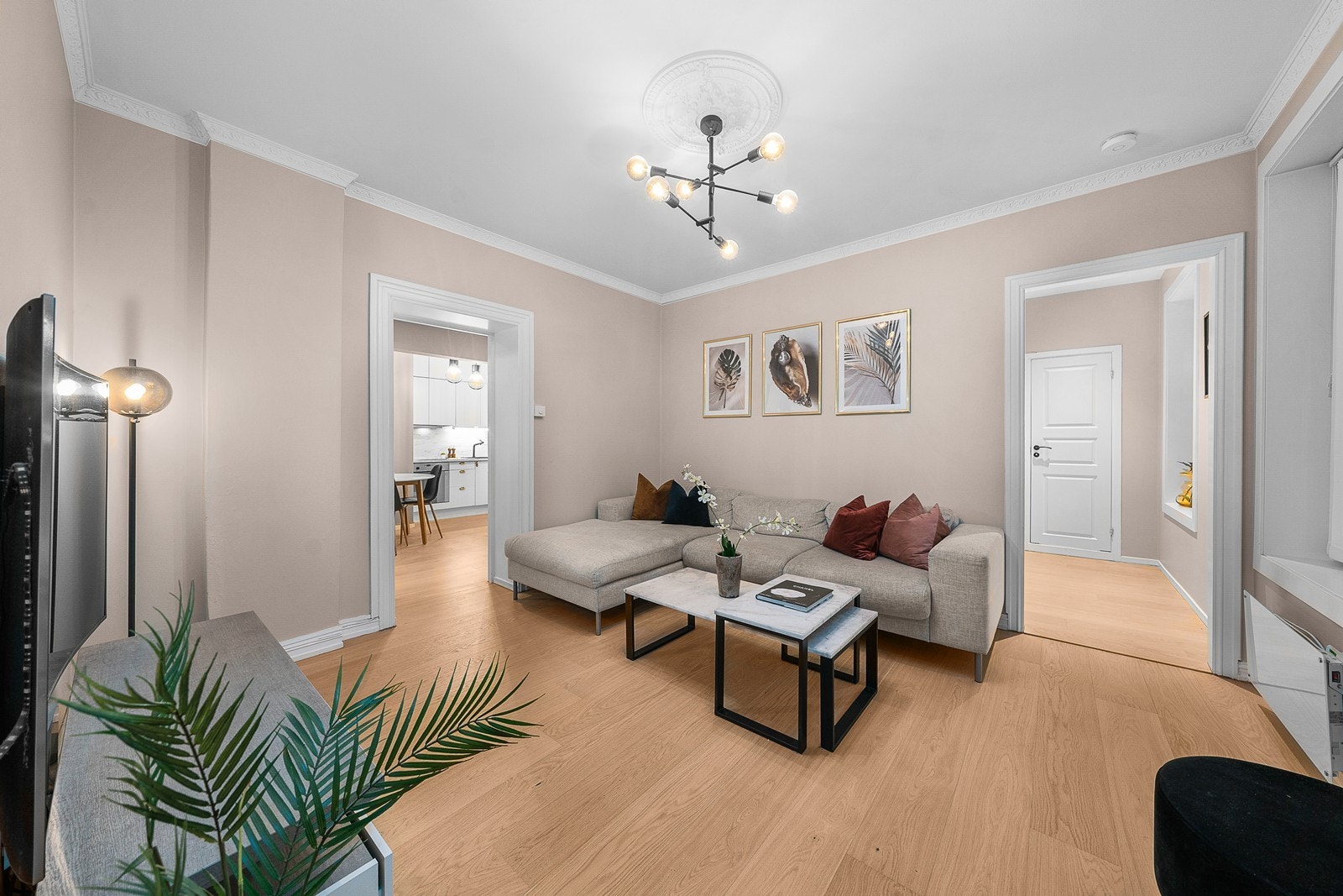 Klassiske rosetter på tak i stuen Galleribilde