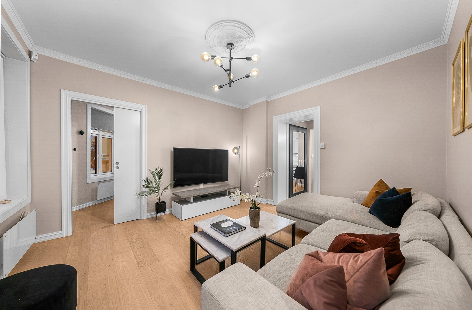 Innbydende stue med god plass til sofagruppe og tilhørende møblement. Galleribilde