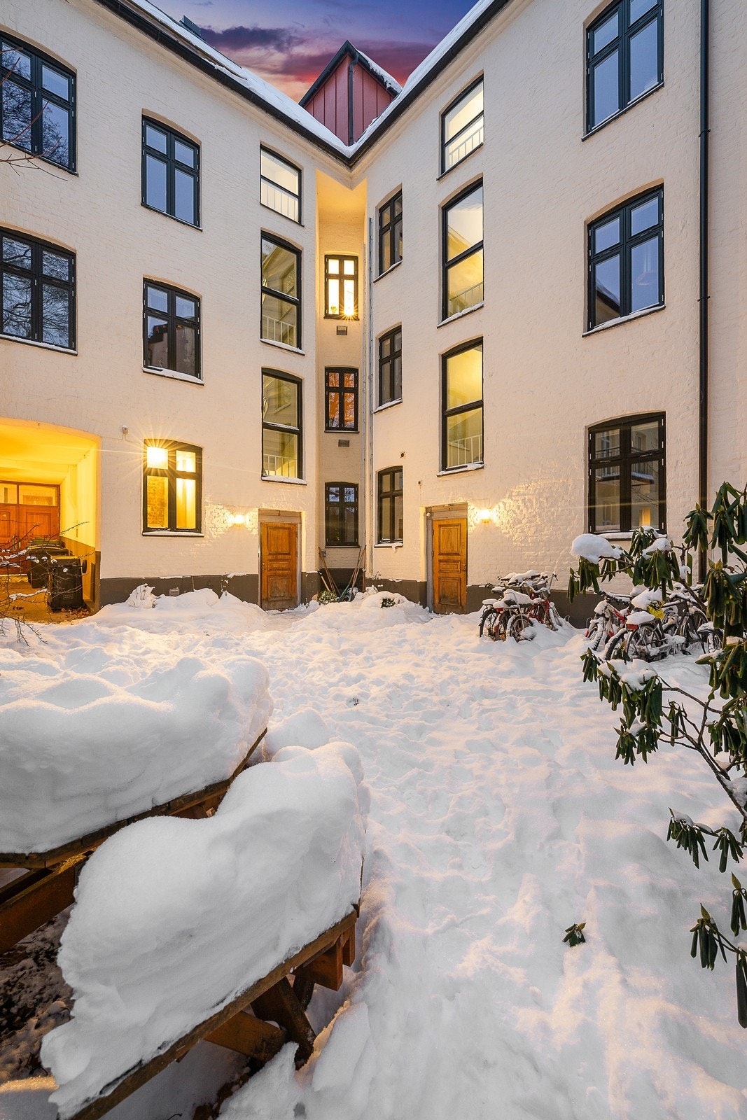 De klassiske Torshovgårdene ble bygget med tanke på å øke bokvaliteten til Oslos befolkning. Dette er noe den glade Torshovbeboer fortsatt nyter godt av. Galleribilde