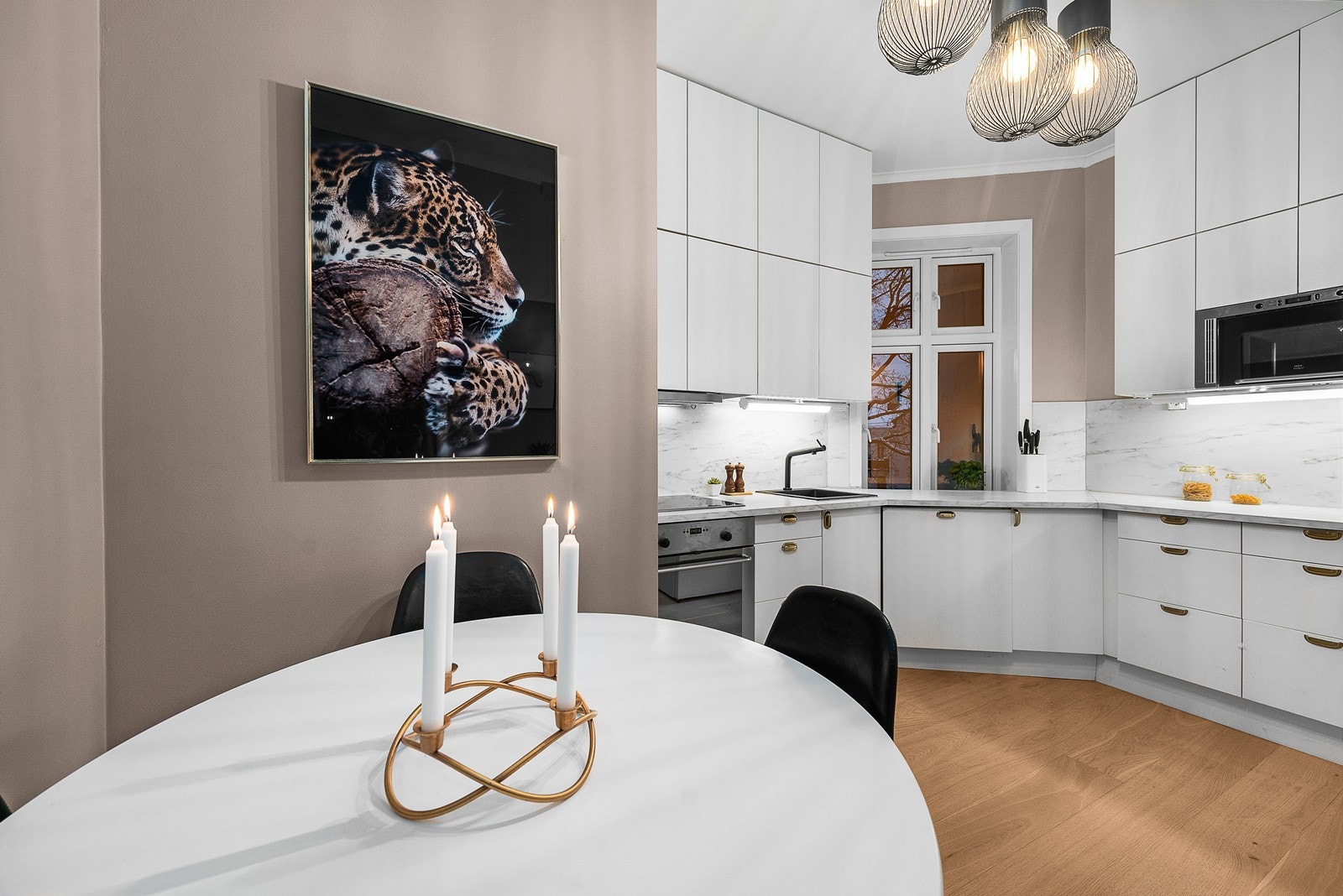 Flott kjøkken med takhøye overskap som gir rikelig med oppbevaringsmuligheter. Galleribilde