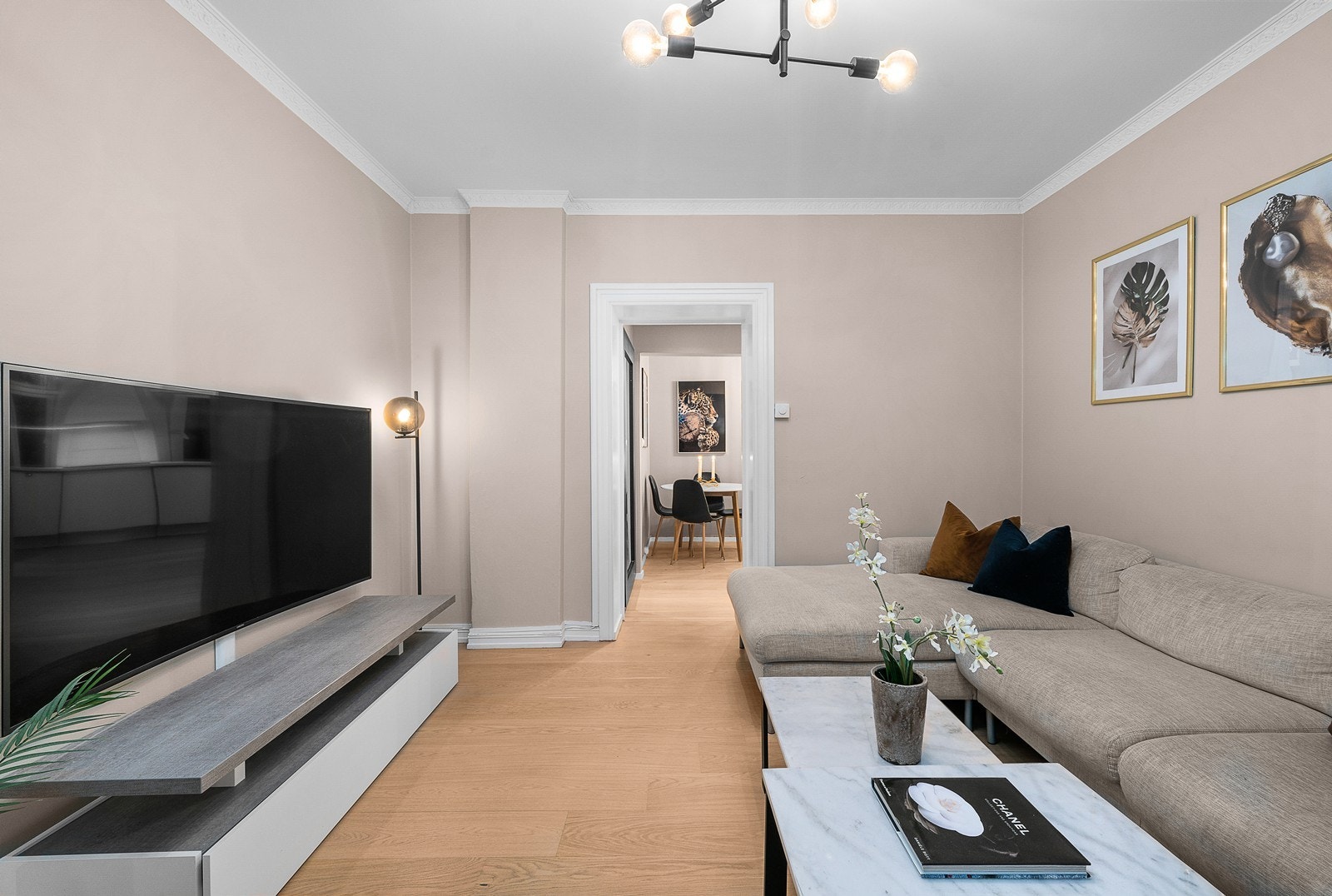 Takhøyden er på stuen er på 2,8 m. Galleribilde