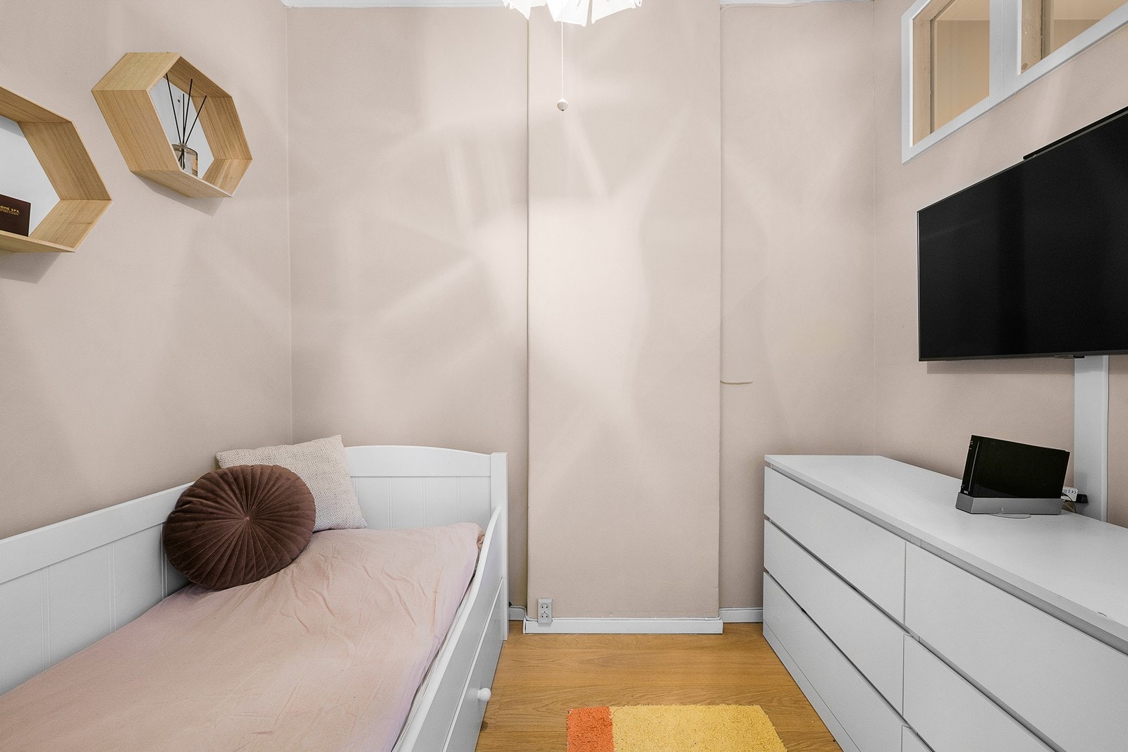 Nåværende eier har laget en vegg slik at det er en gang mellom stue og toalett, og derfor omtales rommet som alkove. Galleribilde