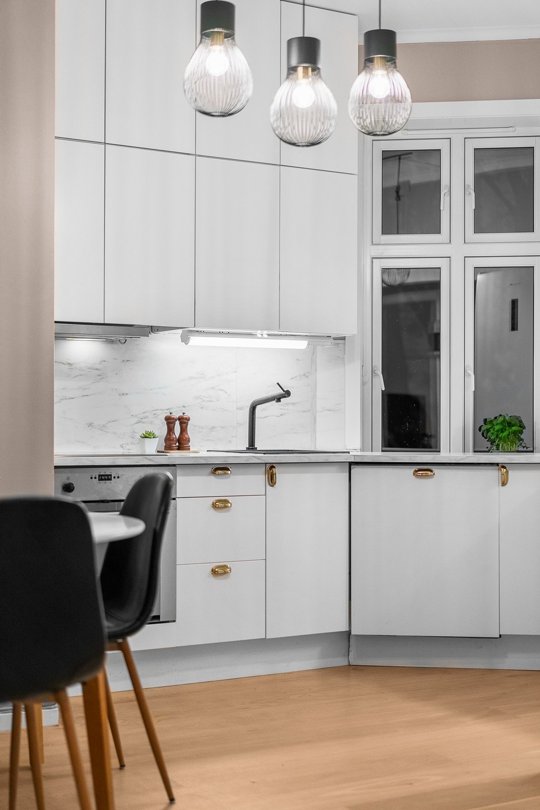 Det store vinduet gir rommet rikelig med naturlig lys, og skaper en god romfølelse. Galleribilde