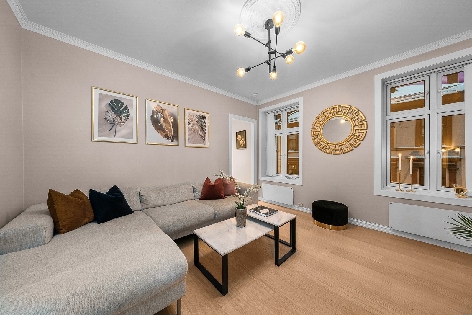 Rommet fremstår som lyst og luftig med god takhøyde og store vindusflater som gir rikelig med lysinnslipp. Galleribilde