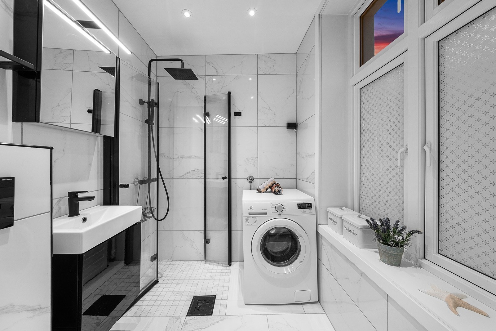 Badet er oppgradert med flis på flis på vegg og gulv, samt nyere baderomsmøbler og spotlights på tak. Det er ikke gjort endringer/oppgraderinger på rør eller membran de siste årene. Galleribilde