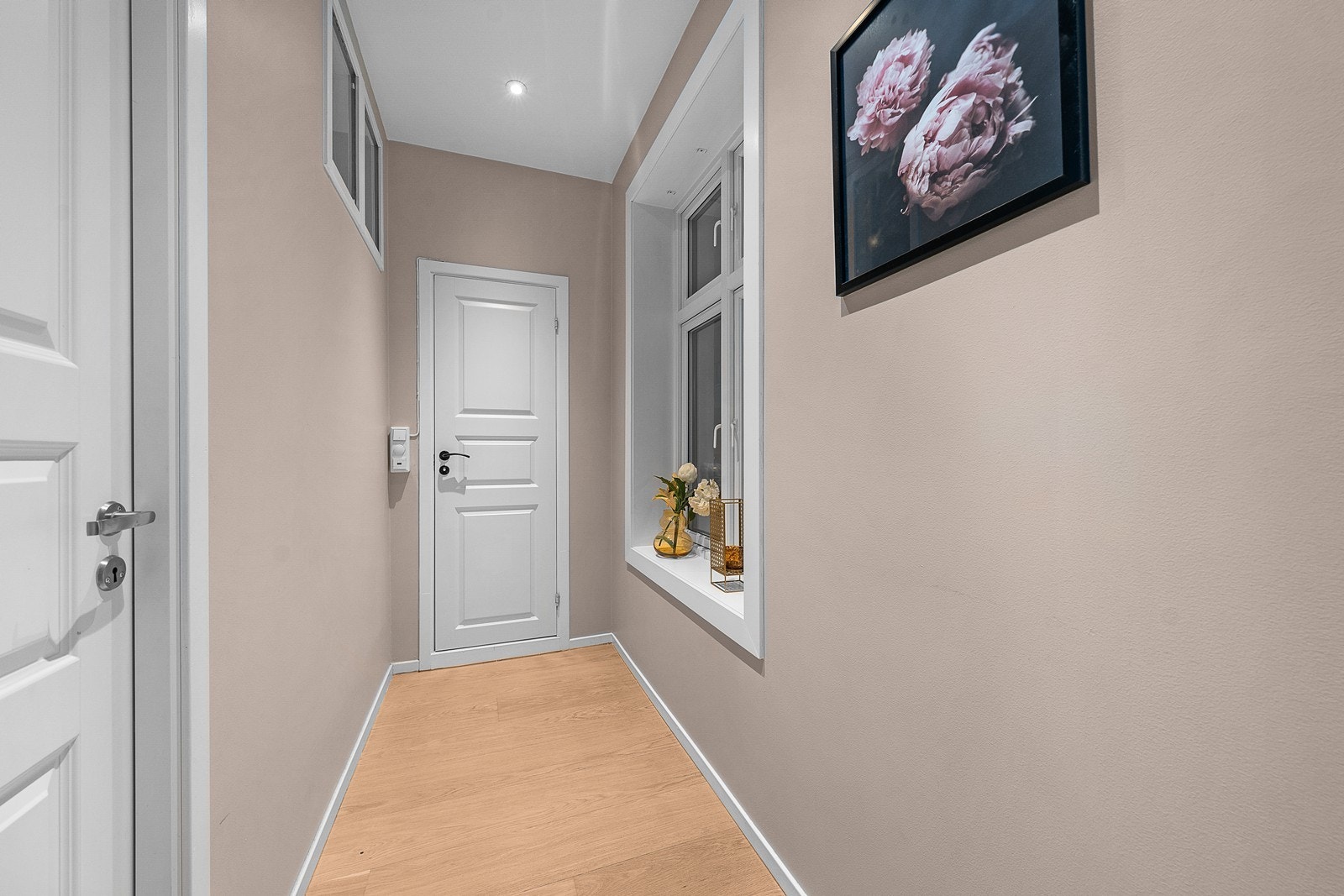 Lys gang med spotlights på tak. Montert vindu fra sovealkove til gang. Galleribilde