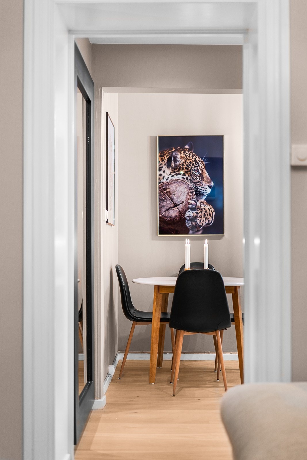 Leiligheten er malt i fine nøytrale farger, og har en god standard. Galleribilde