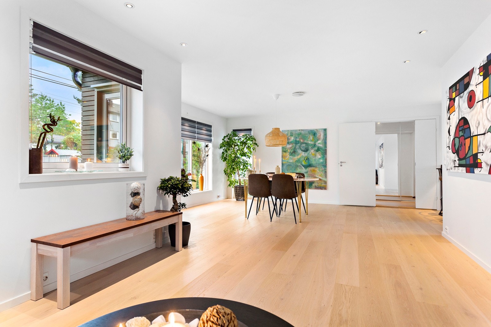 Store vindusflater i stuen slipper inn rikelig med naturlig lys. Galleribilde