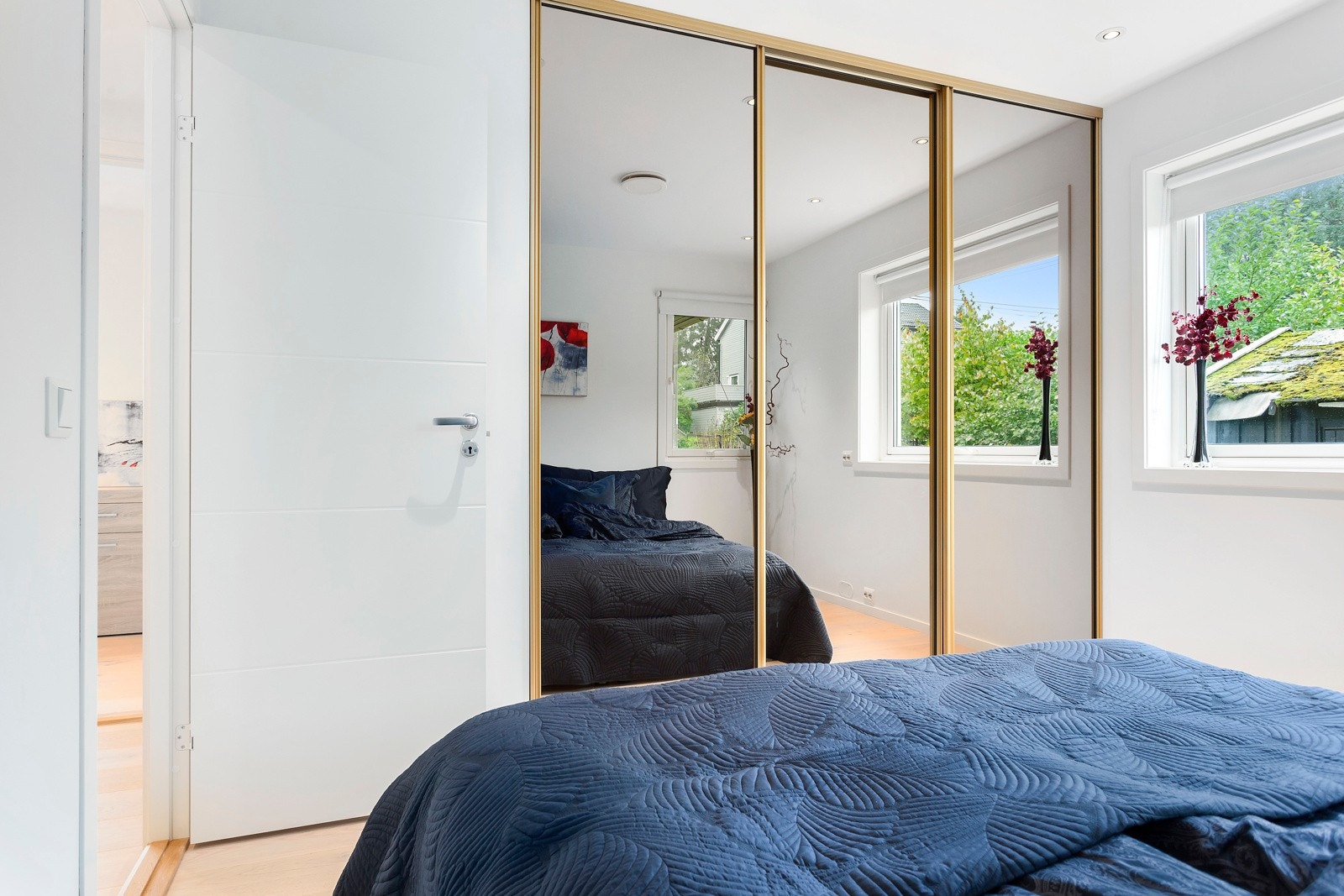Her er det også skyvedørsgarderobe med plass til oppbevaring av klær og diverse tilbehør. Galleribilde