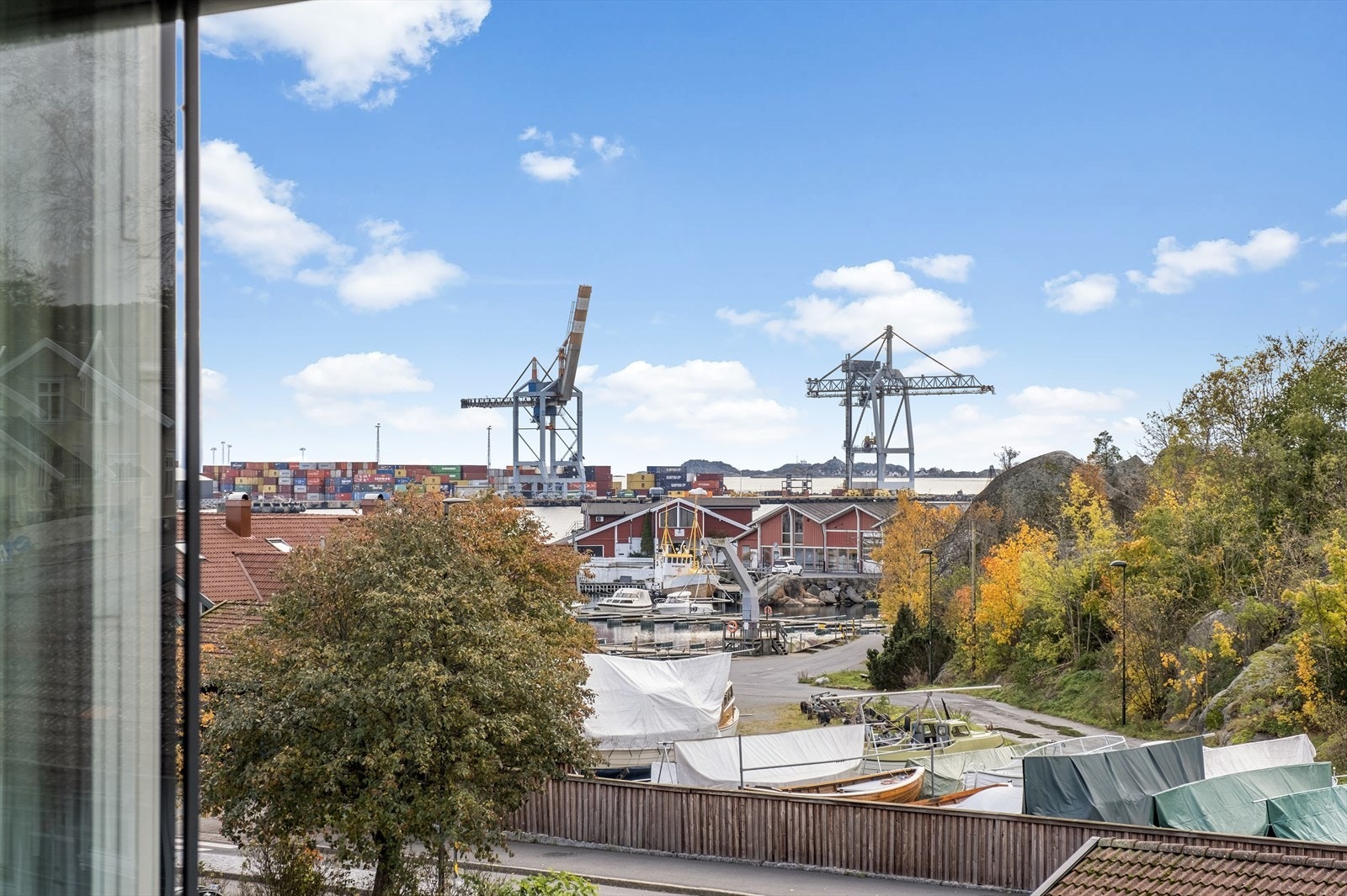 Flott utsikt ut mot kaia og båthavna. Galleribilde