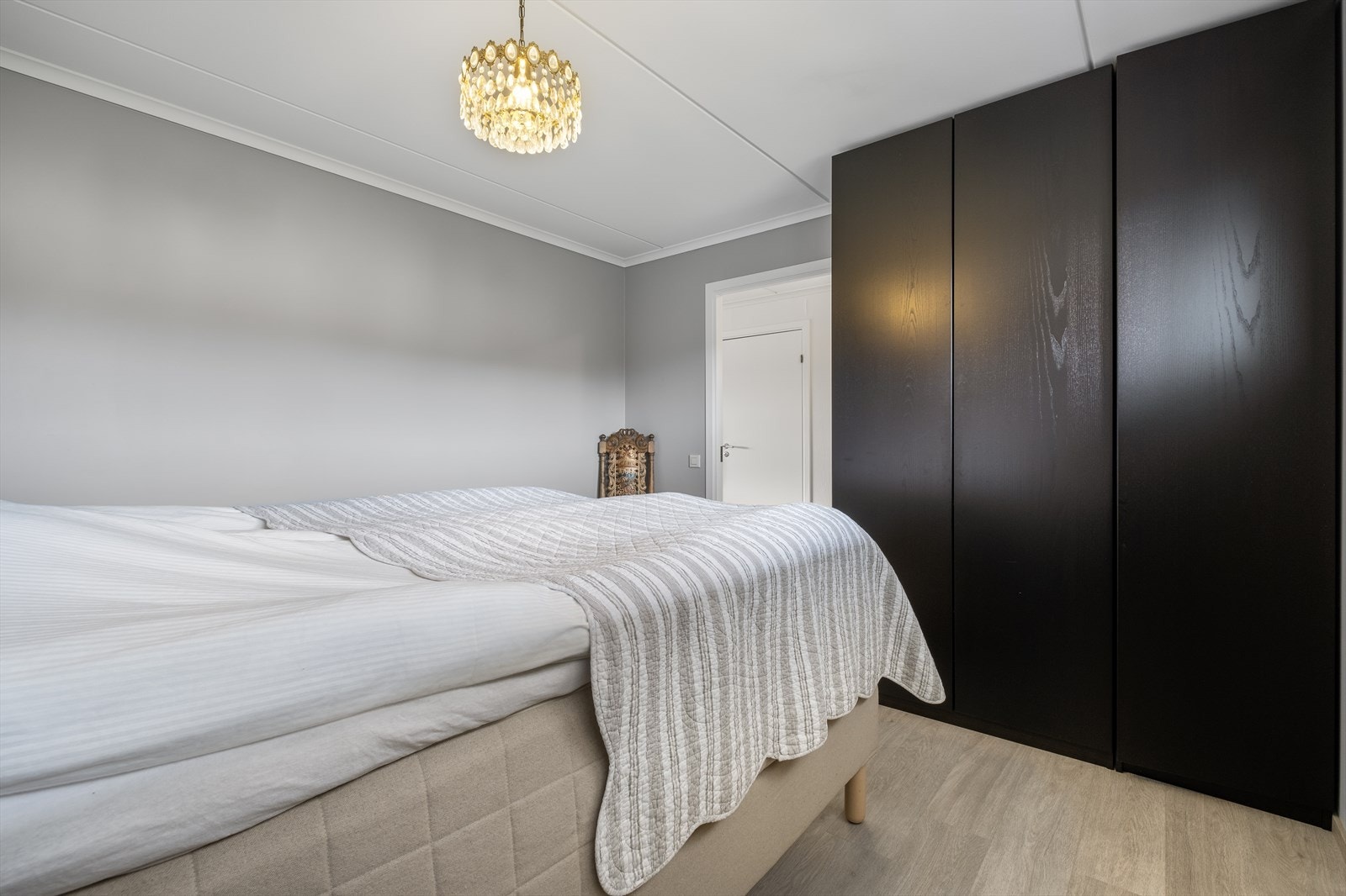 Det er god plass til oppbevaring i skap. Galleribilde