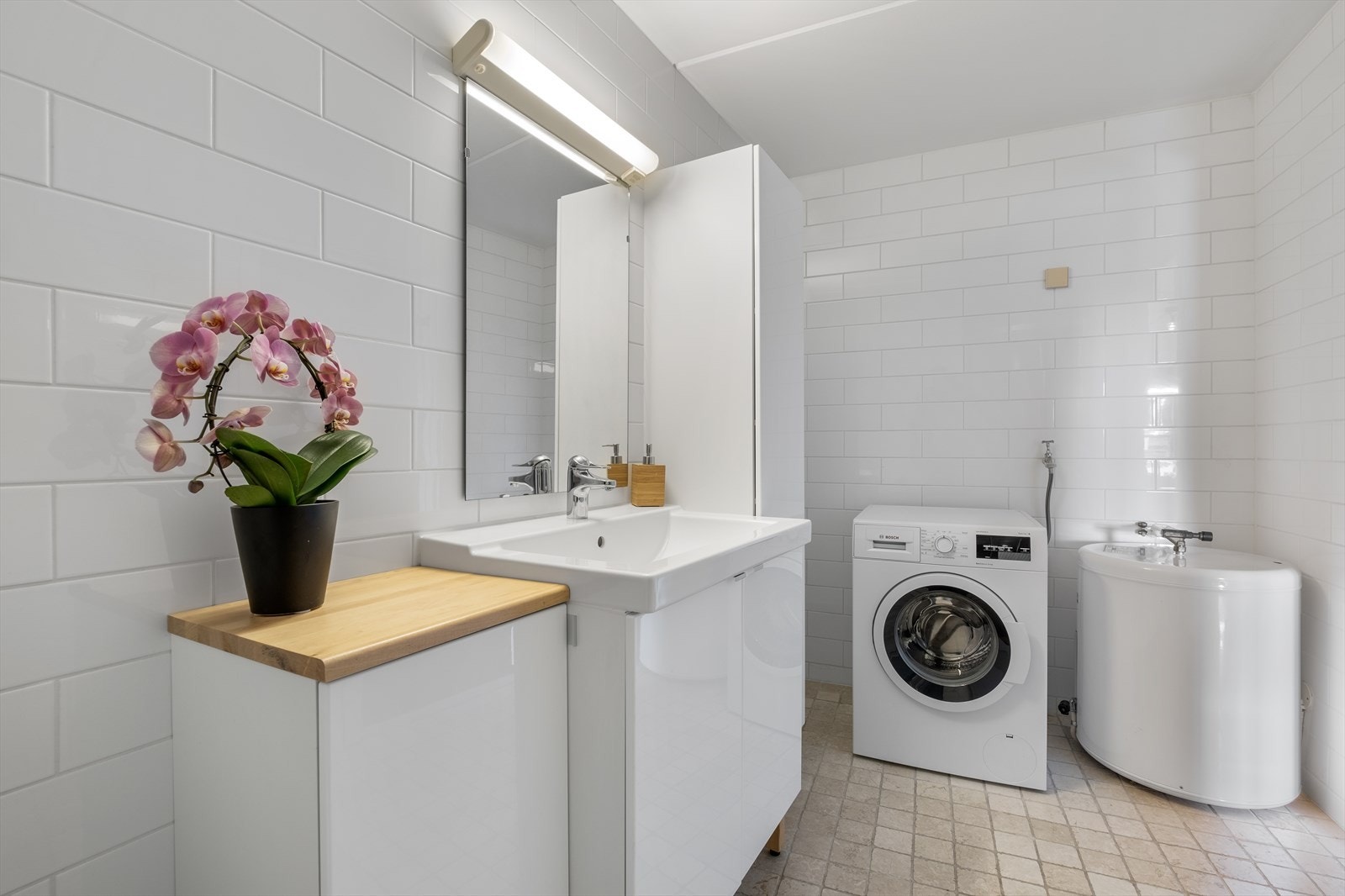Badet har også opplegg for vaskemaskin og varmtvannstank. Galleribilde