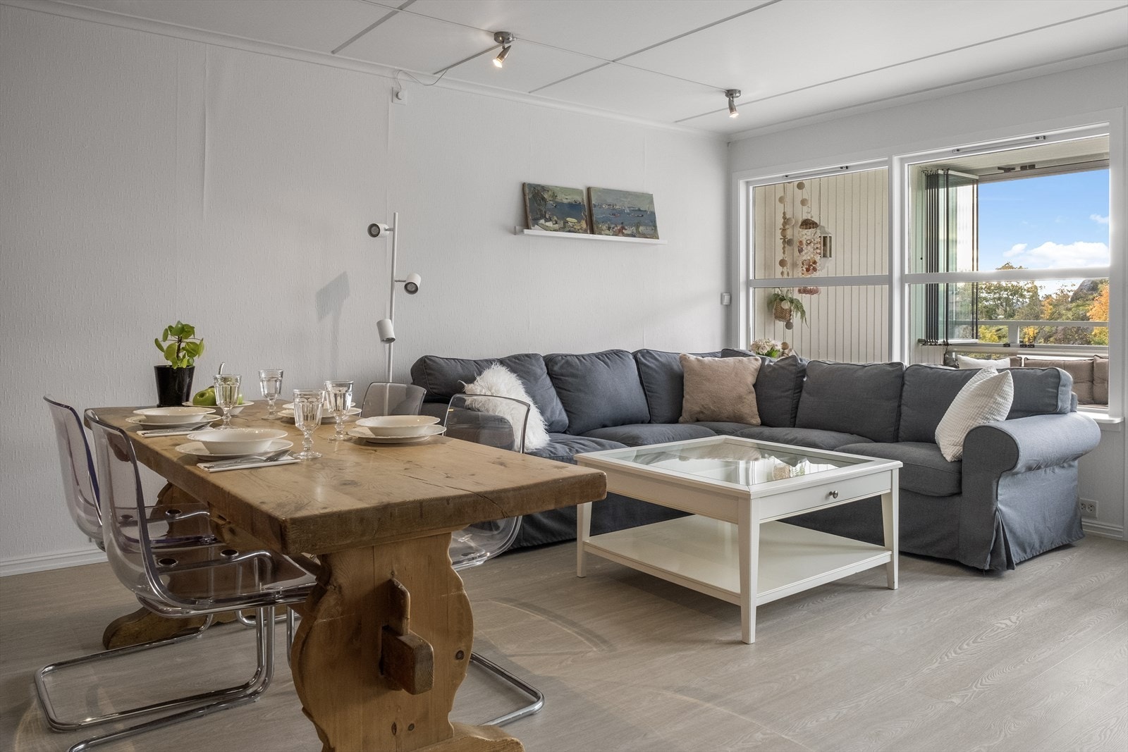 I stuen er det laminat gulv, vegger er tapetsert og taket har himlingsplater. Galleribilde