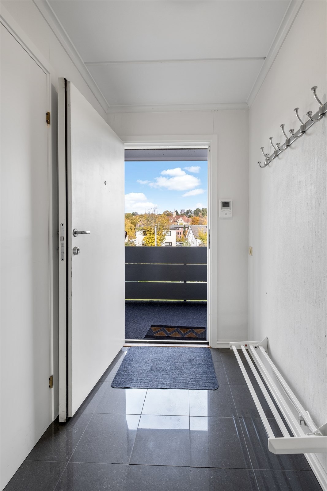 Romslig gang med plass til oppbevaring og oppheng for yttertøy. Det er innvendig bod ved siden av inngangsdør. Galleribilde