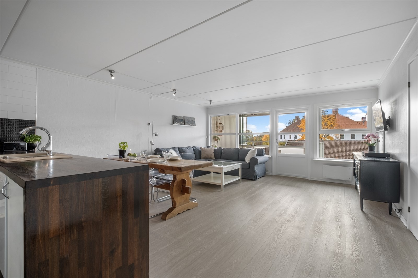 Leiligheten har en lys og romslig stue. Store vindusflater er med på å gi mye naturlig lys inn og skaper en god romfølelse. Galleribilde