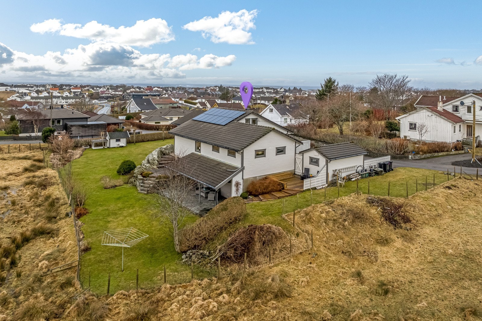 Flott opparbeidet hage og plen samt flott uteområde. Galleribilde