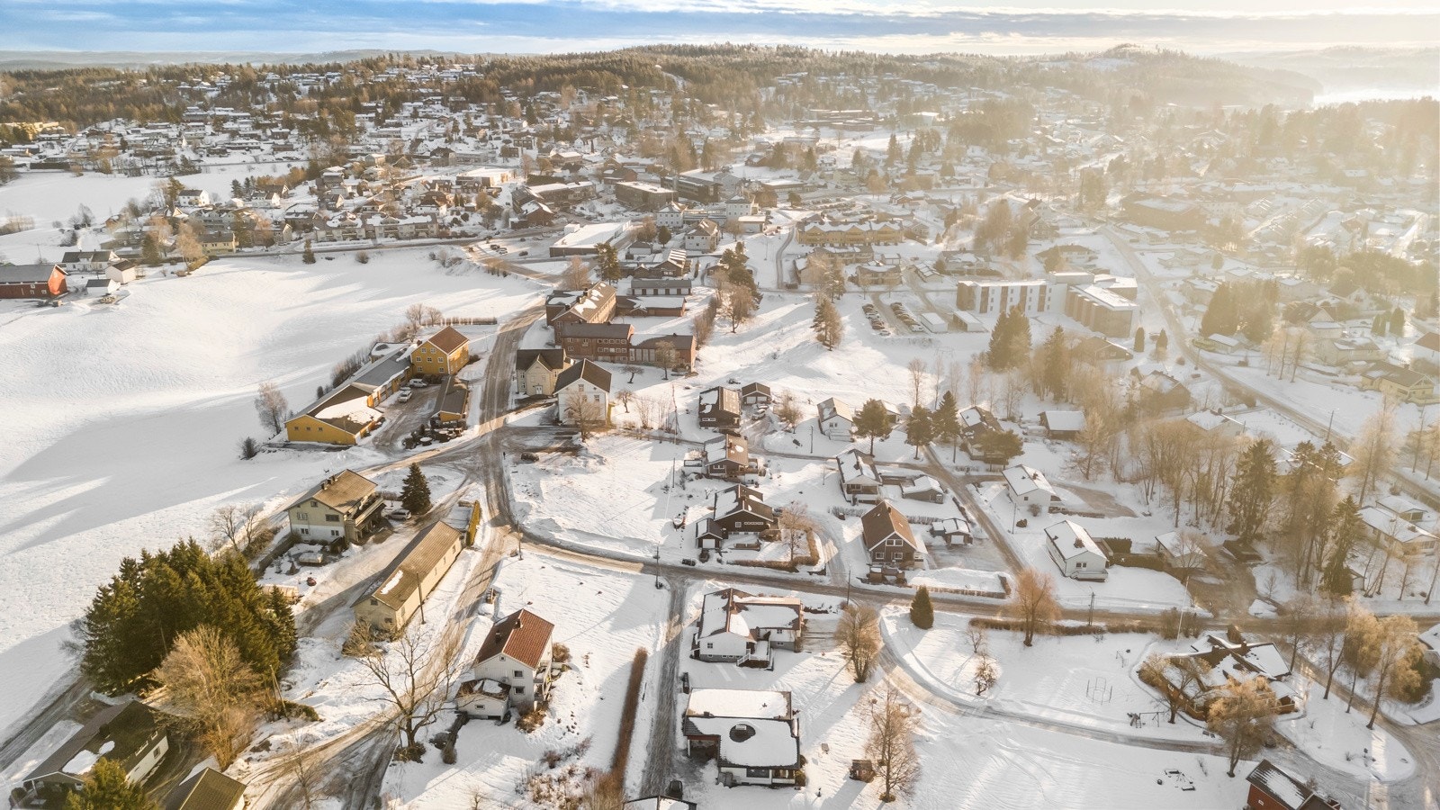 Eiendommen ligger i et etablert boligområde, og er preget av koselig enebolig og småhusbebyggelse i rolige gater. Galleribilde