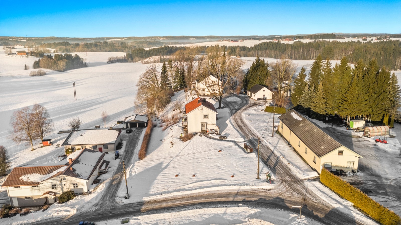 Eiendommen ligger i et etablert boligområde, og er preget av koselig enebolig og småhusbebyggelse i rolige gater. Galleribilde