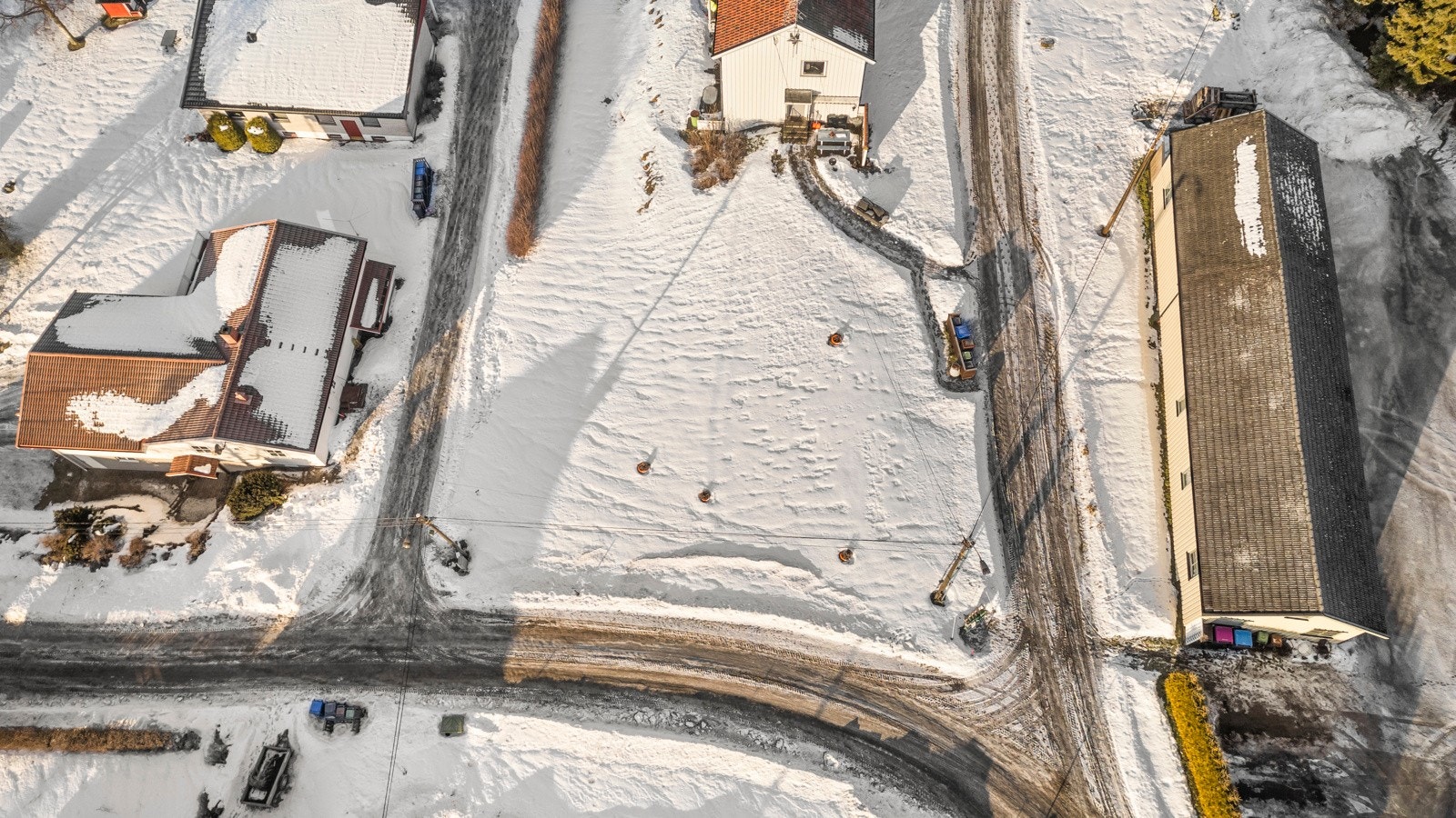 Flat hjørnetomt med gode solforhold. Galleribilde