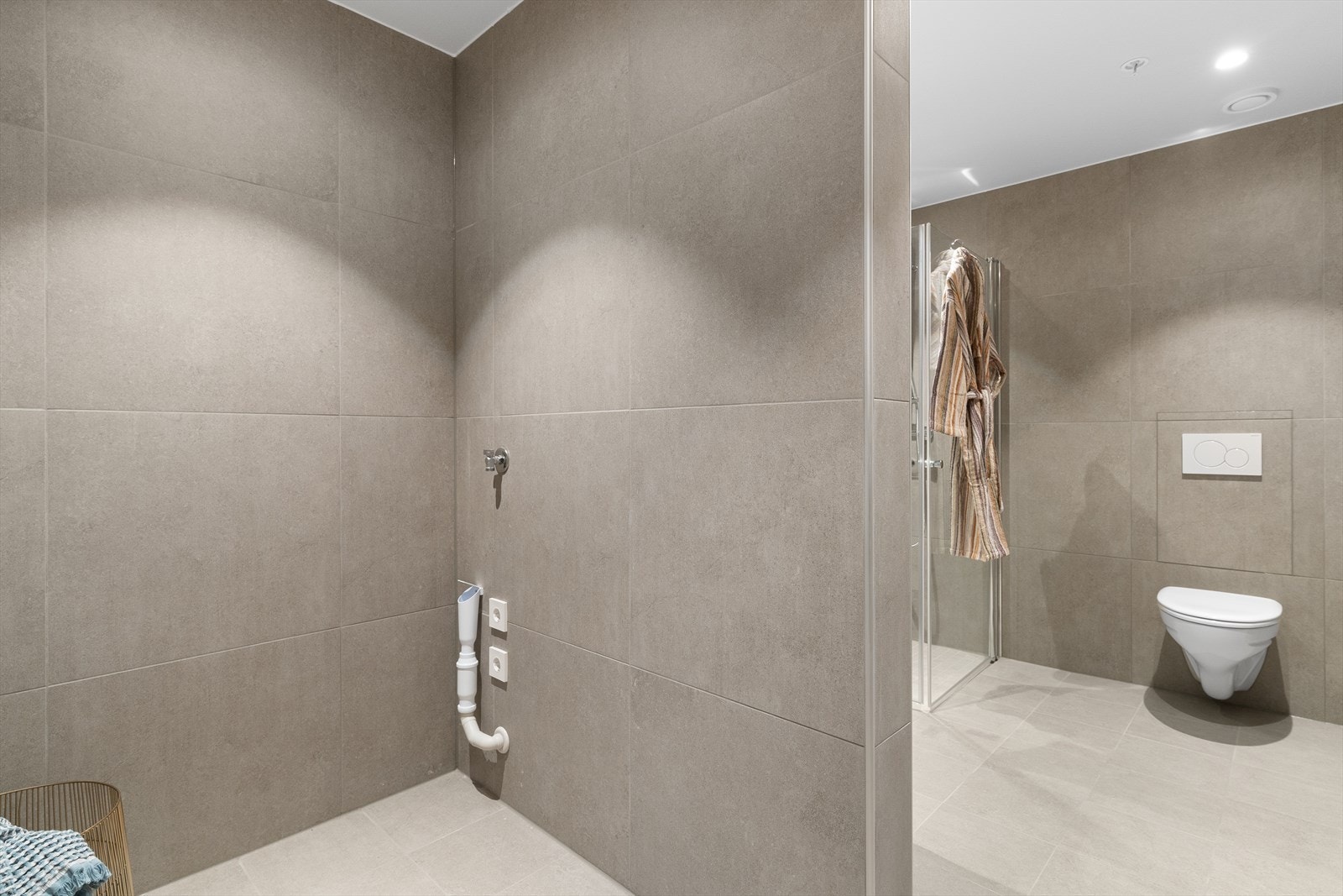 Her kan man innrede eget vaskerom adskilt fra resten av badet. Galleribilde